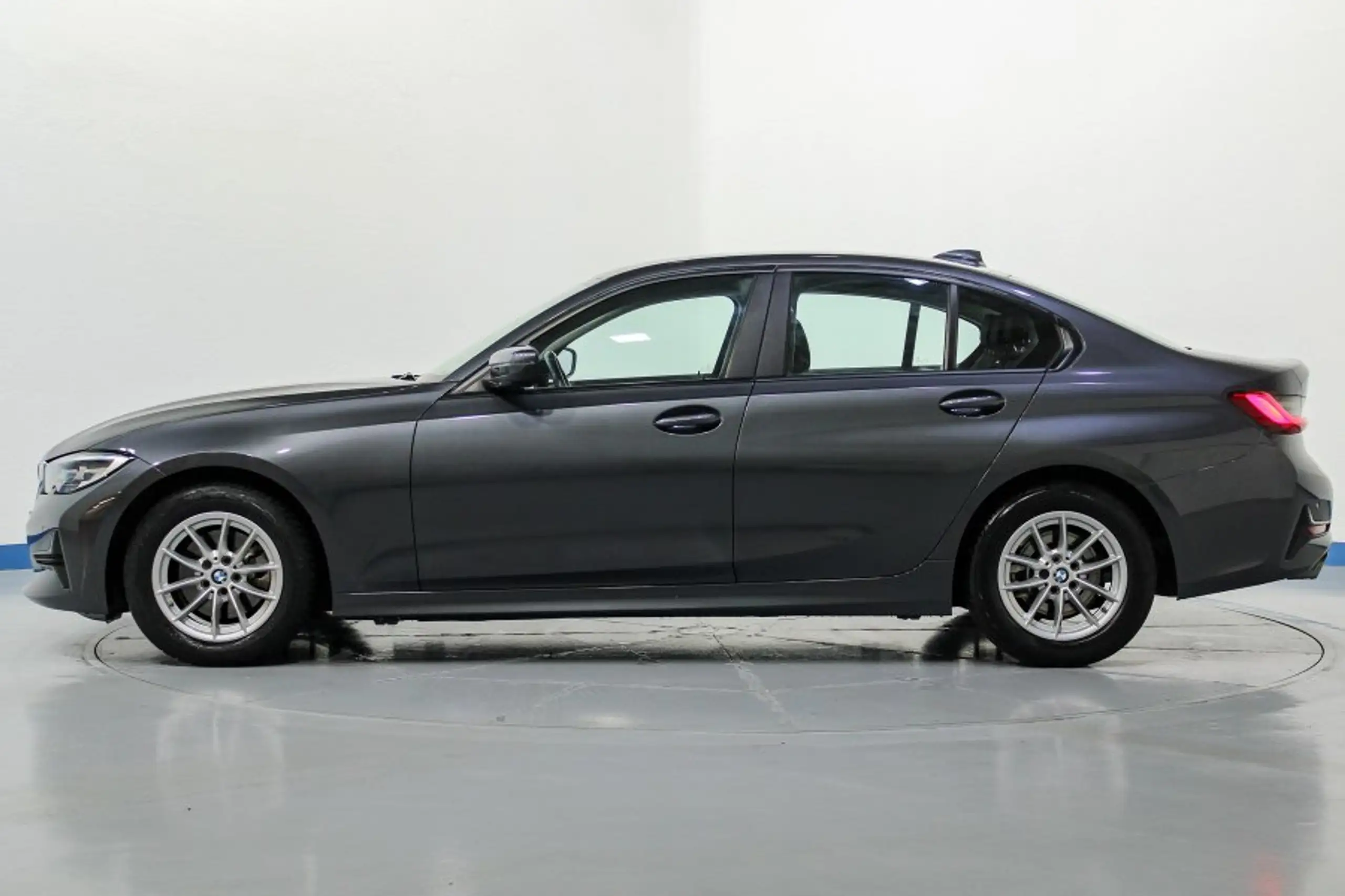 BMW - 320