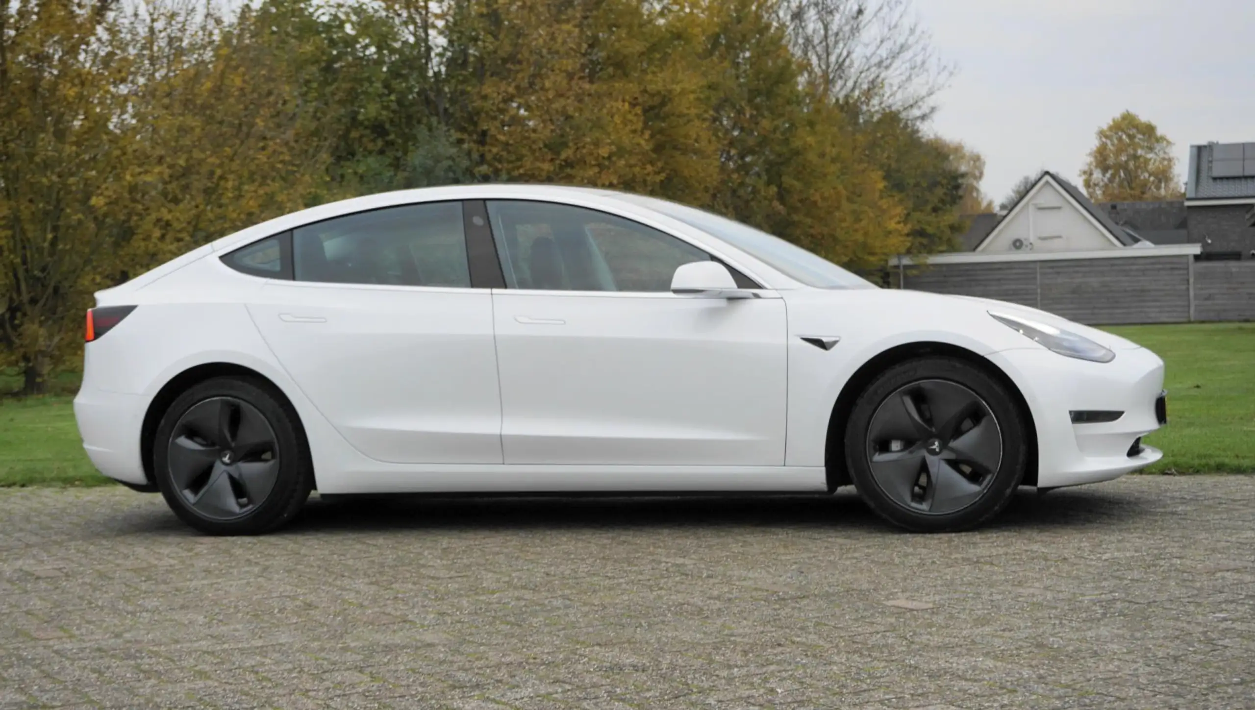 Tesla - Model 3