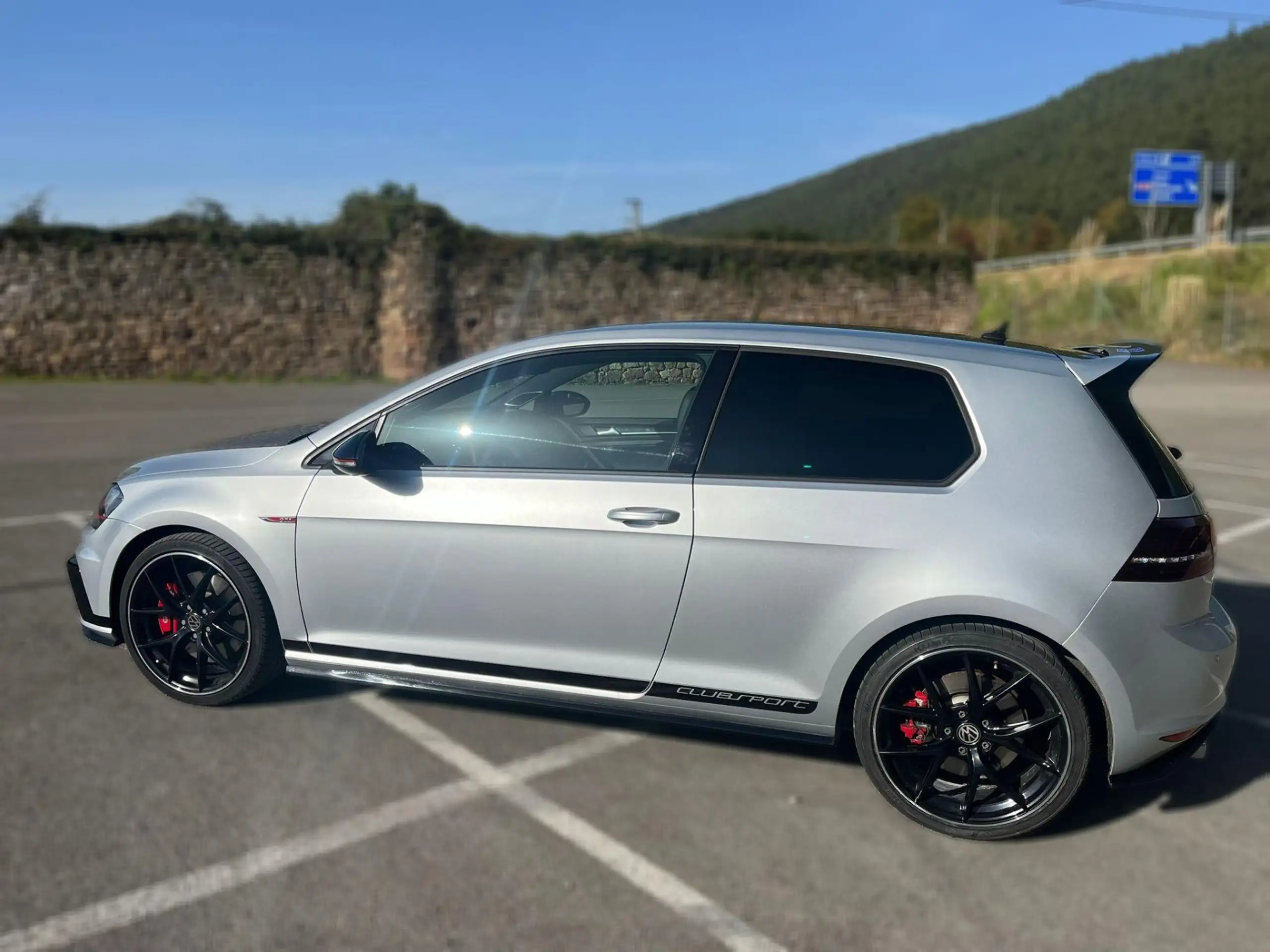 Volkswagen - Golf GTI