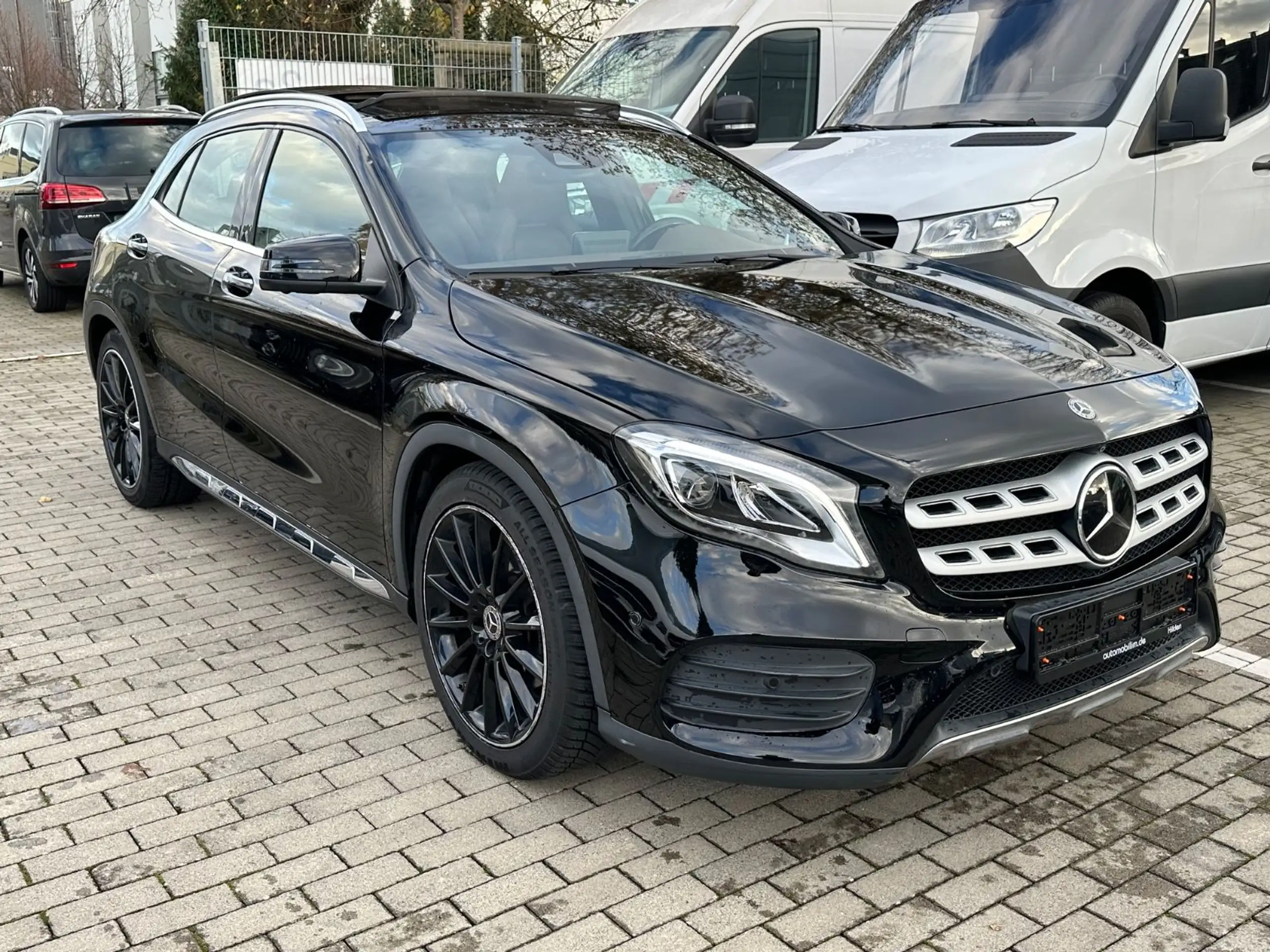 Mercedes-Benz - GLA 220