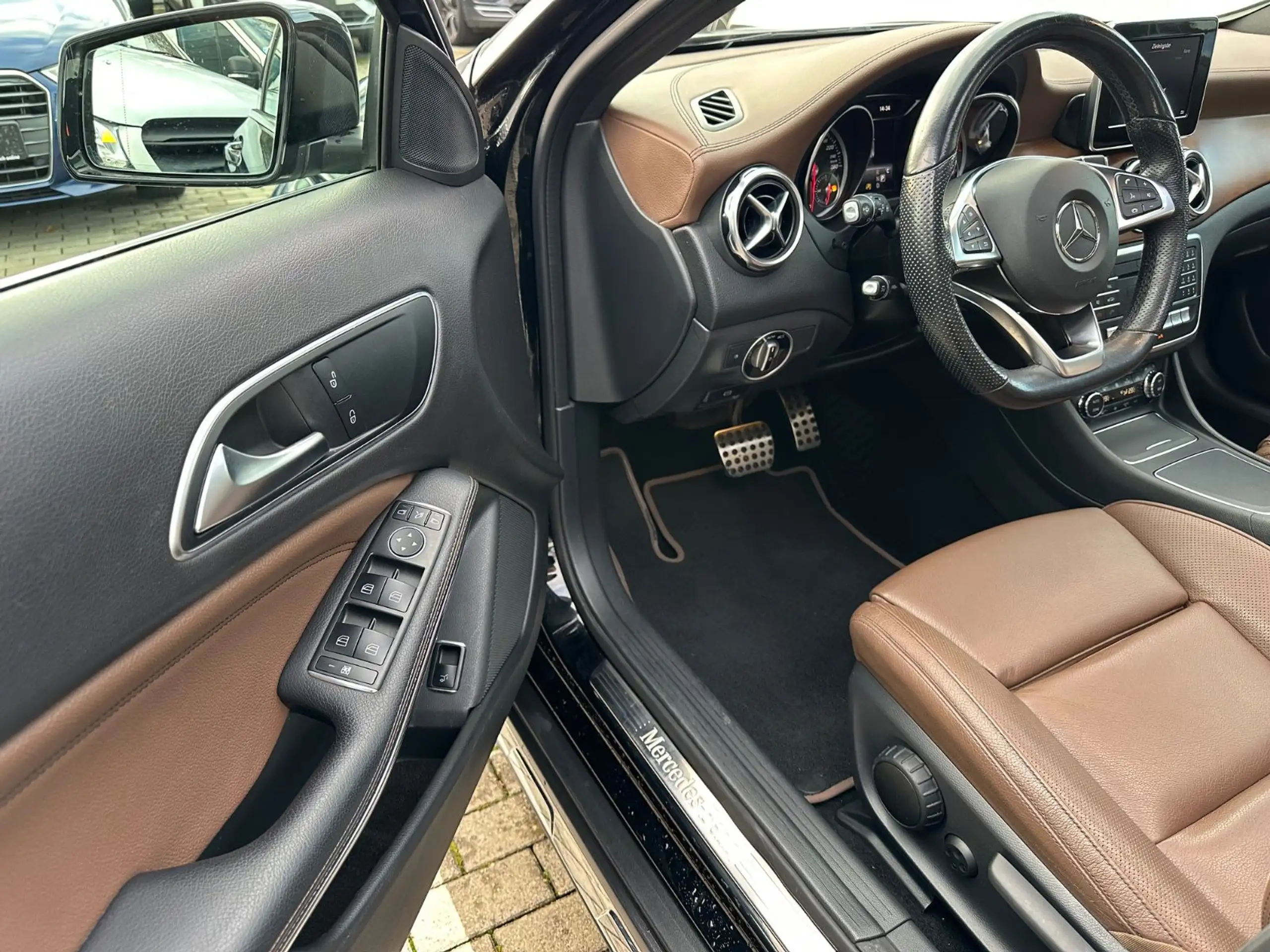 Mercedes-Benz - GLA 220