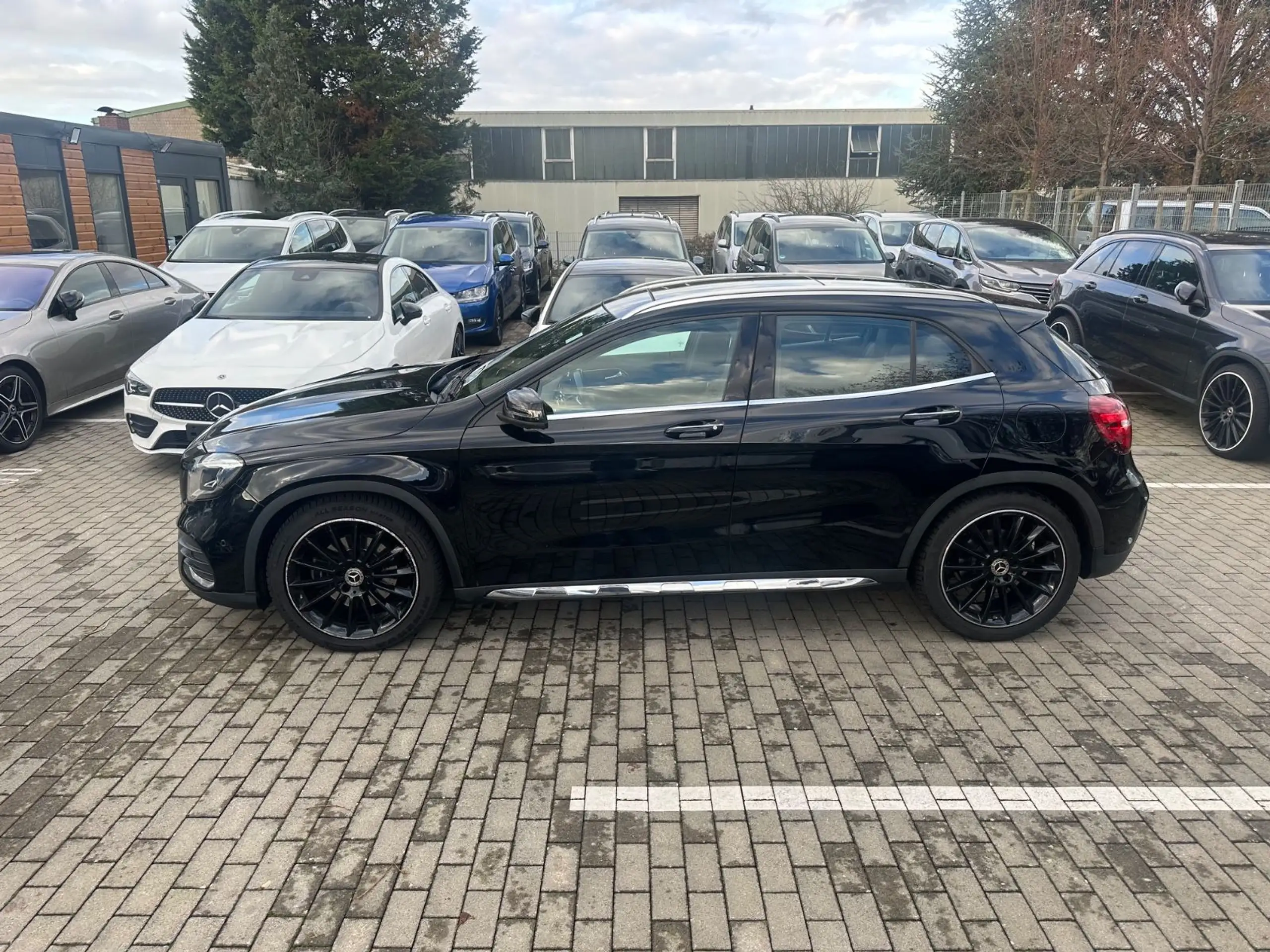 Mercedes-Benz - GLA 220