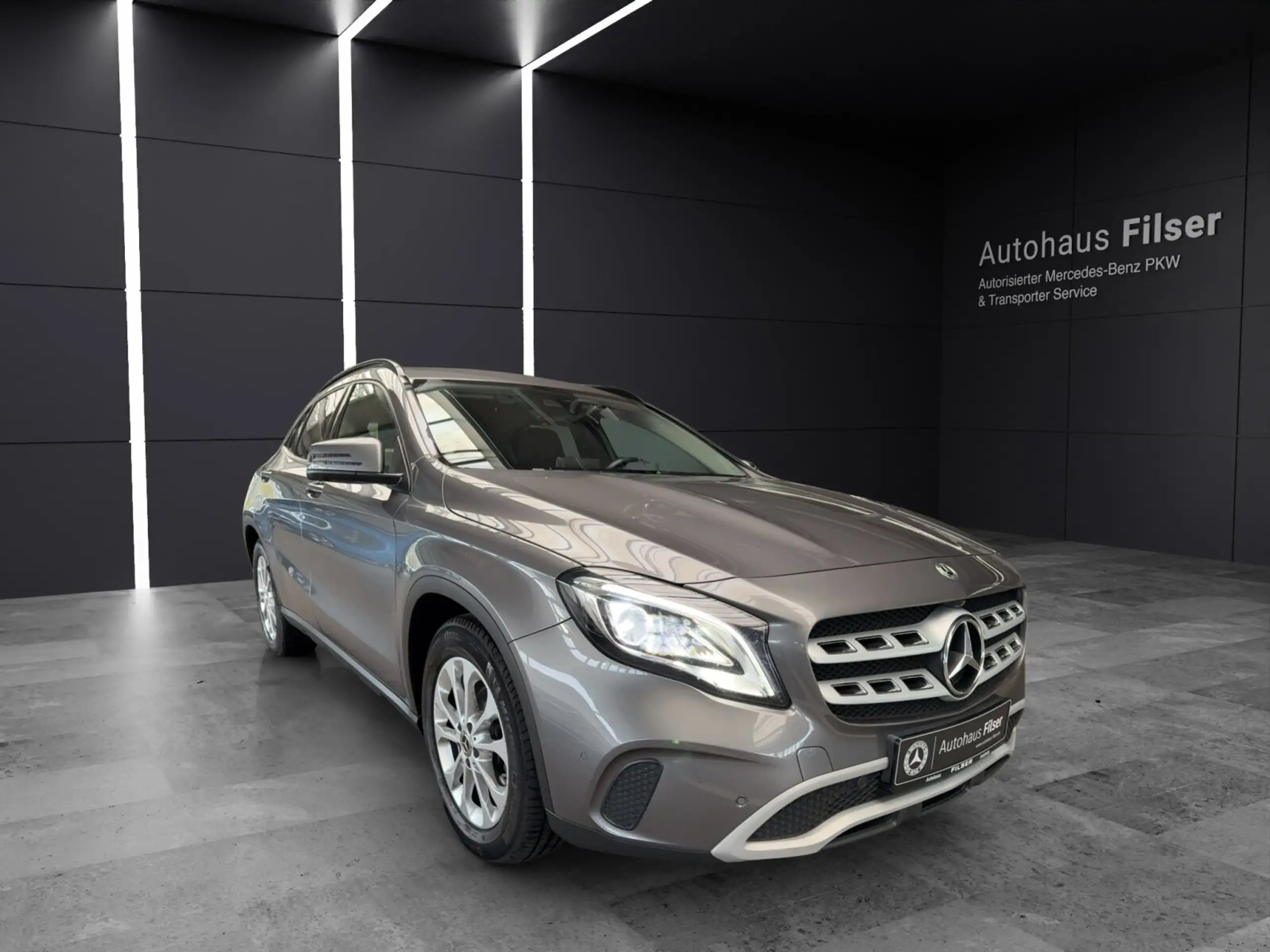 Mercedes-Benz - GLA 220