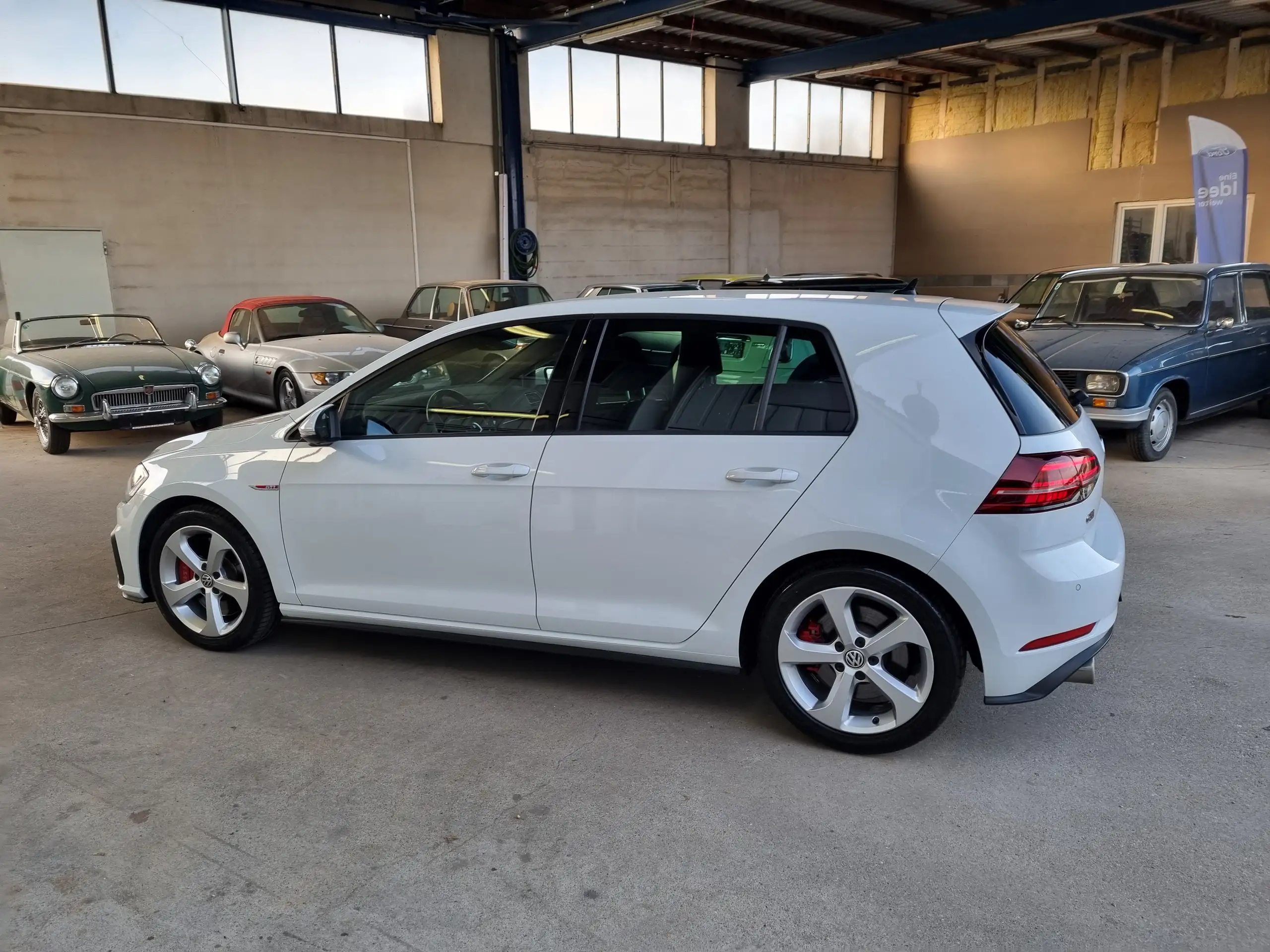 Volkswagen - Golf GTI