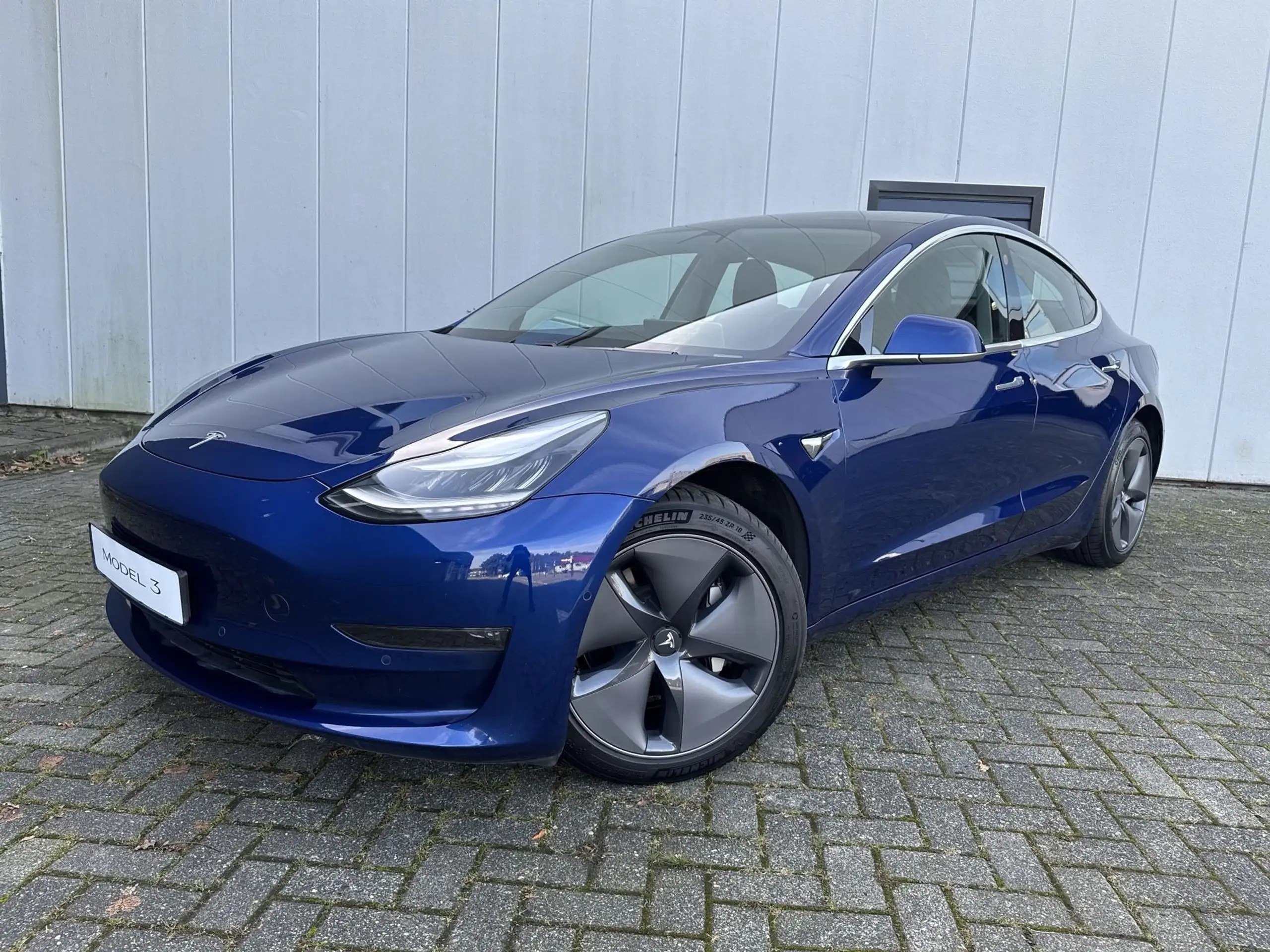 Tesla - Model 3