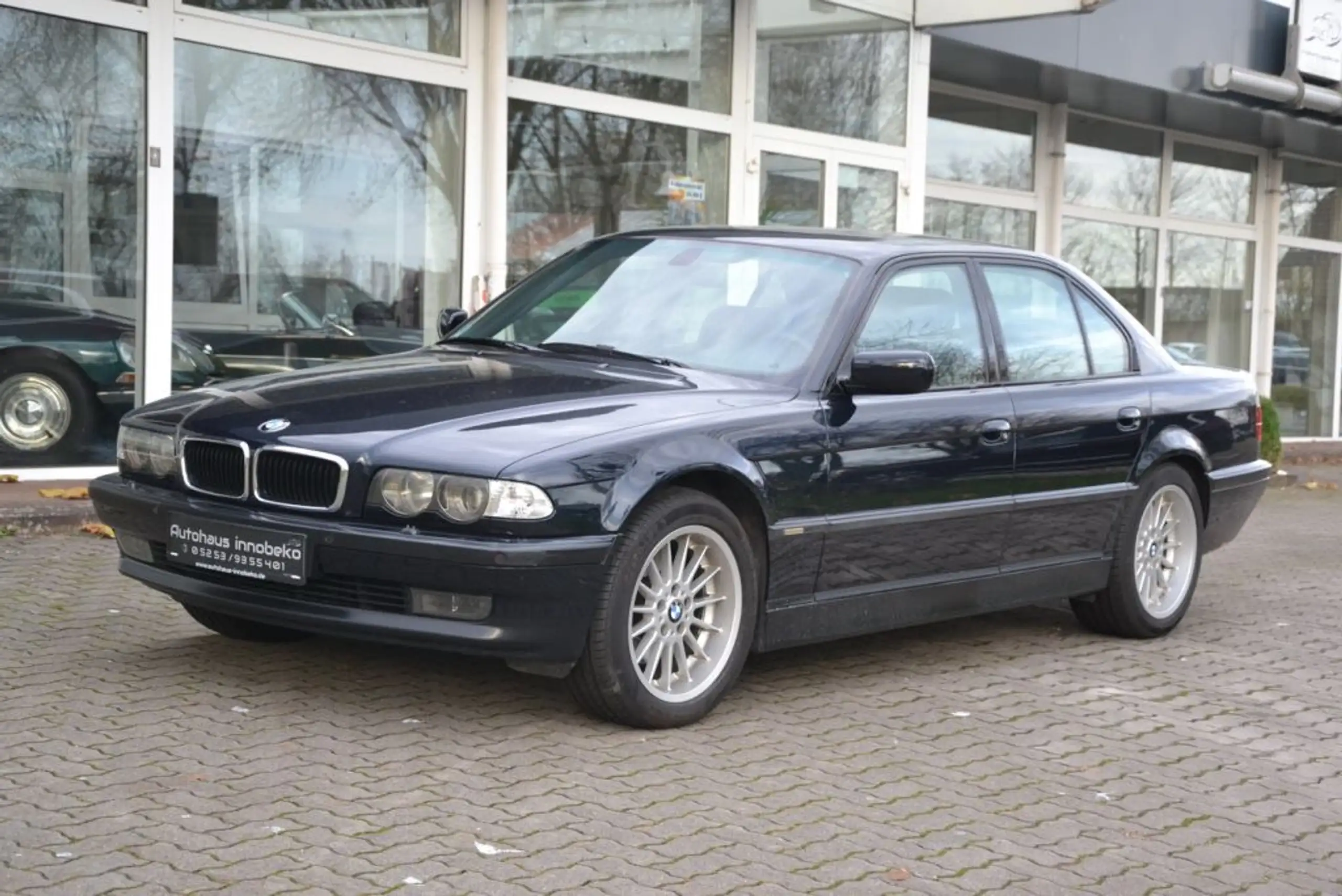 BMW - 740