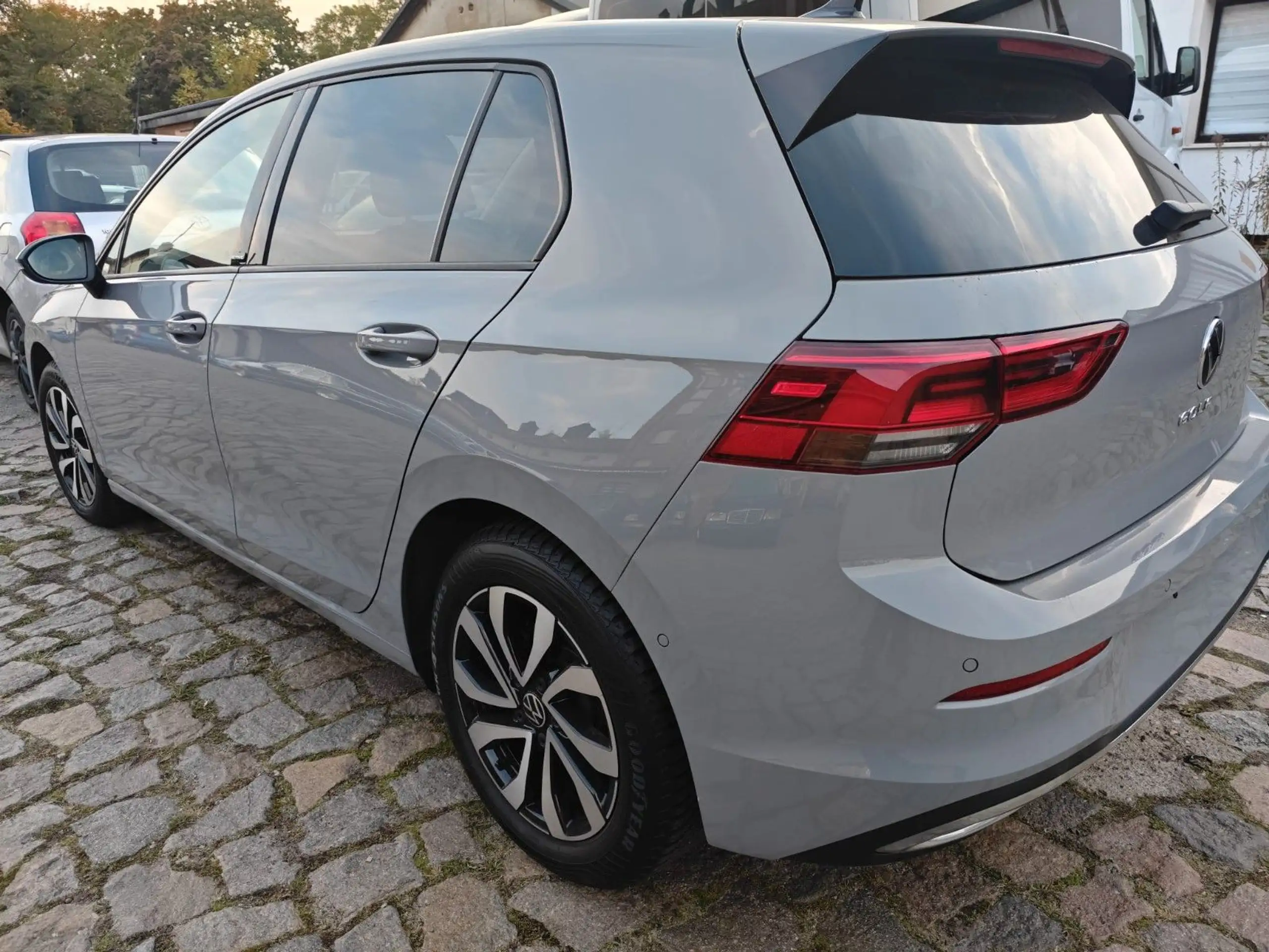 Volkswagen - Golf