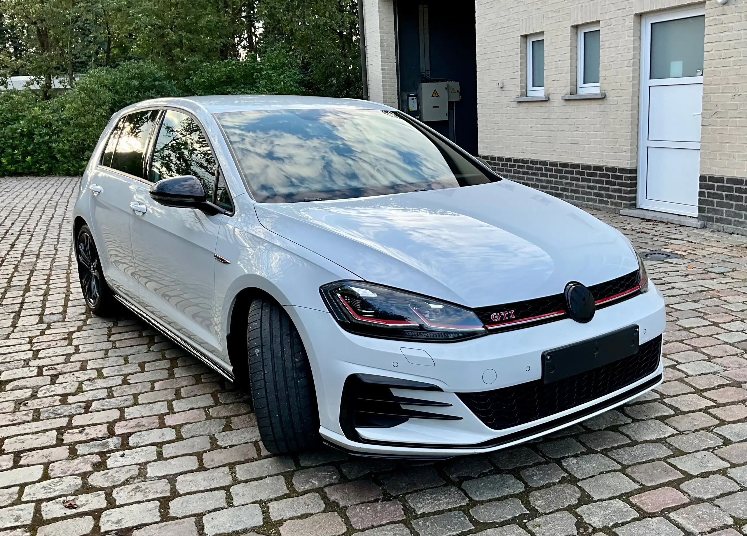 Volkswagen - Golf GTI