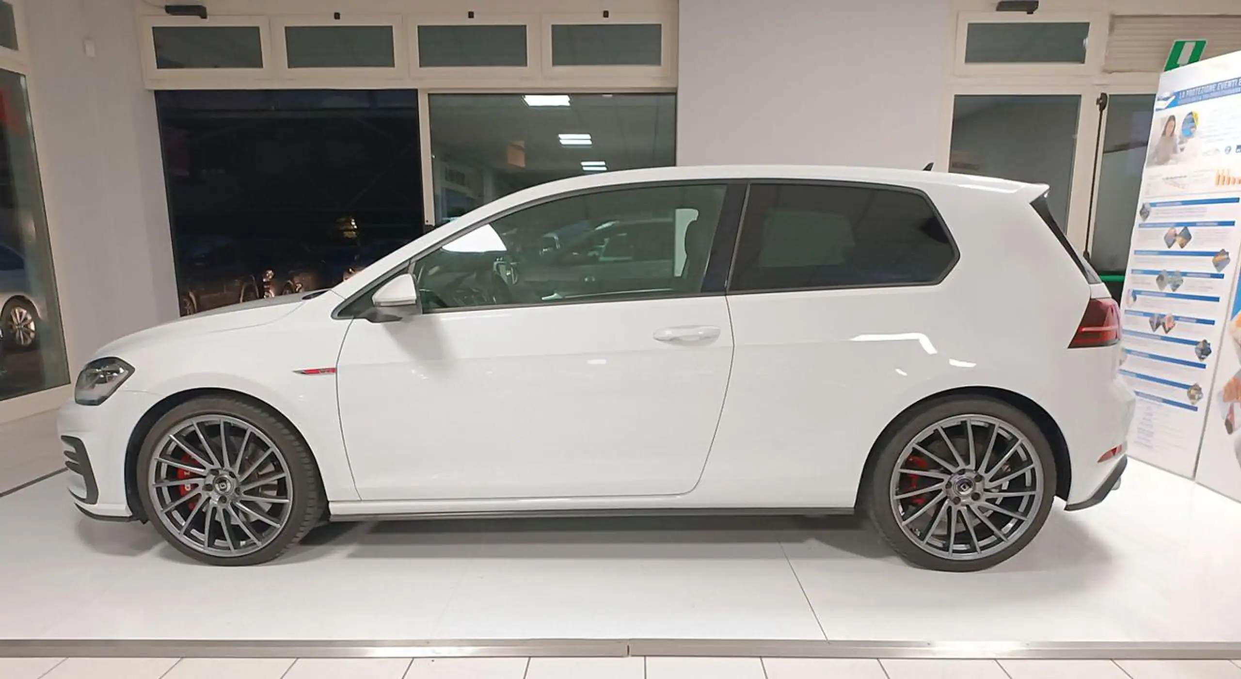 Volkswagen - Golf GTI