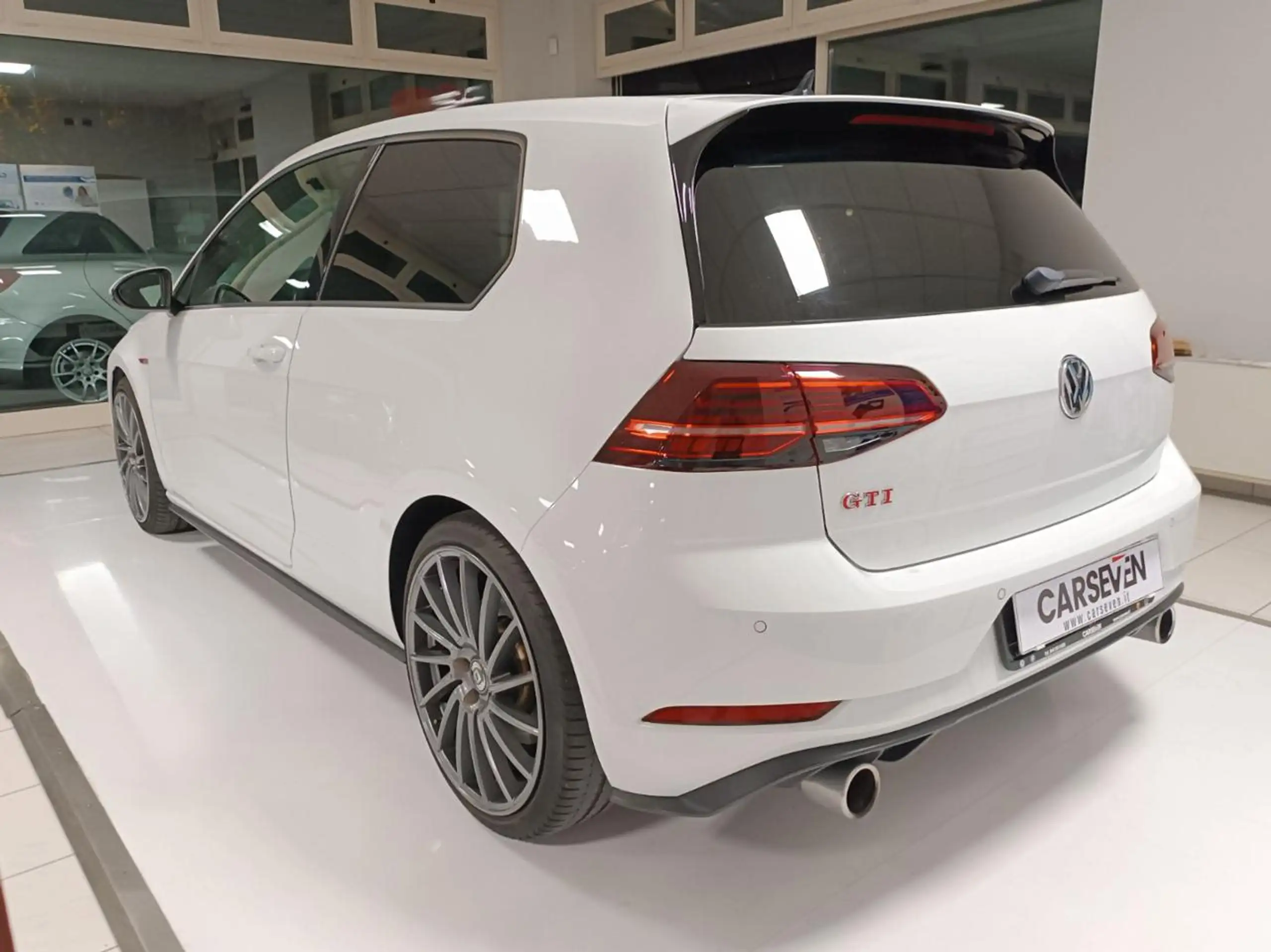 Volkswagen - Golf GTI