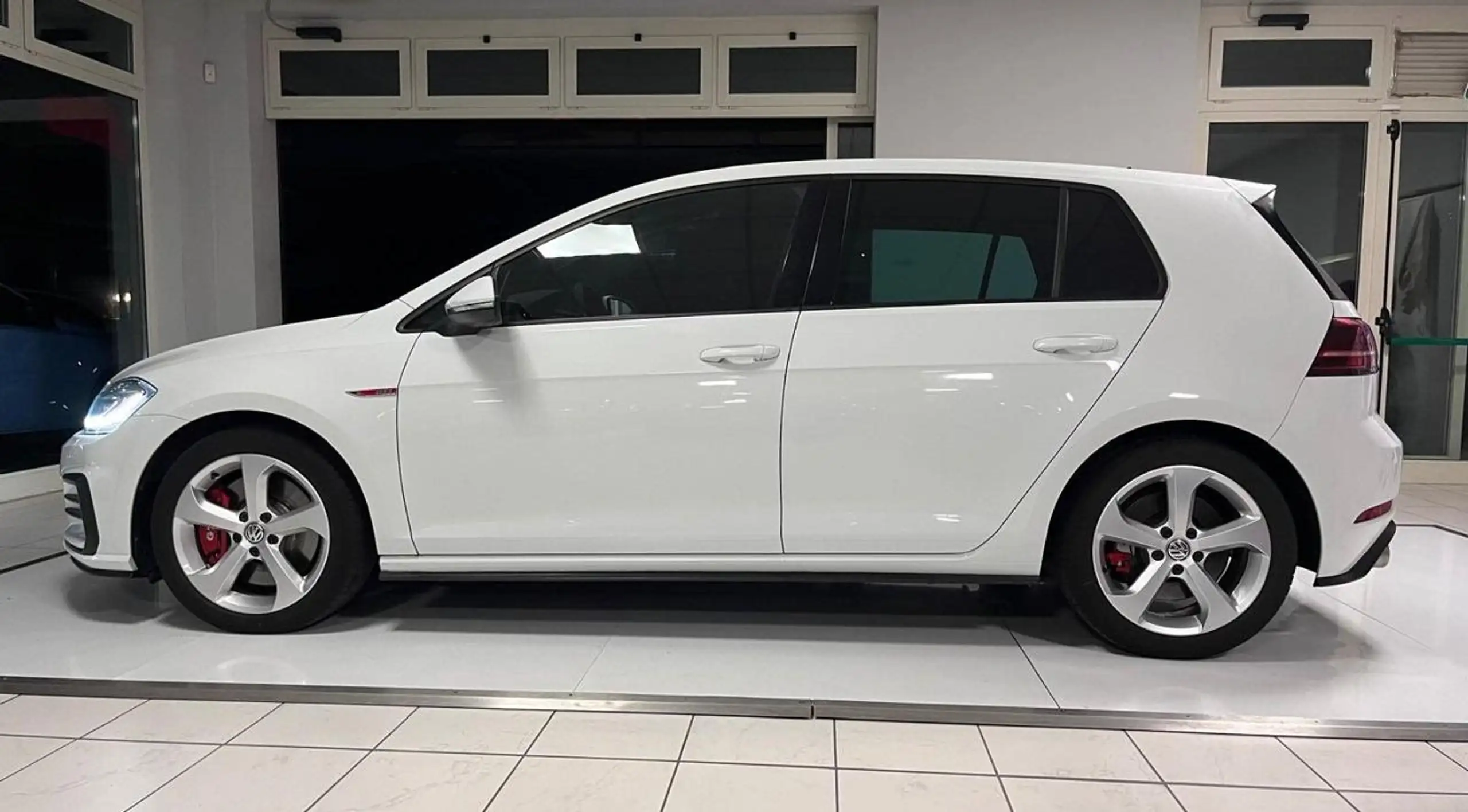 Volkswagen - Golf GTI