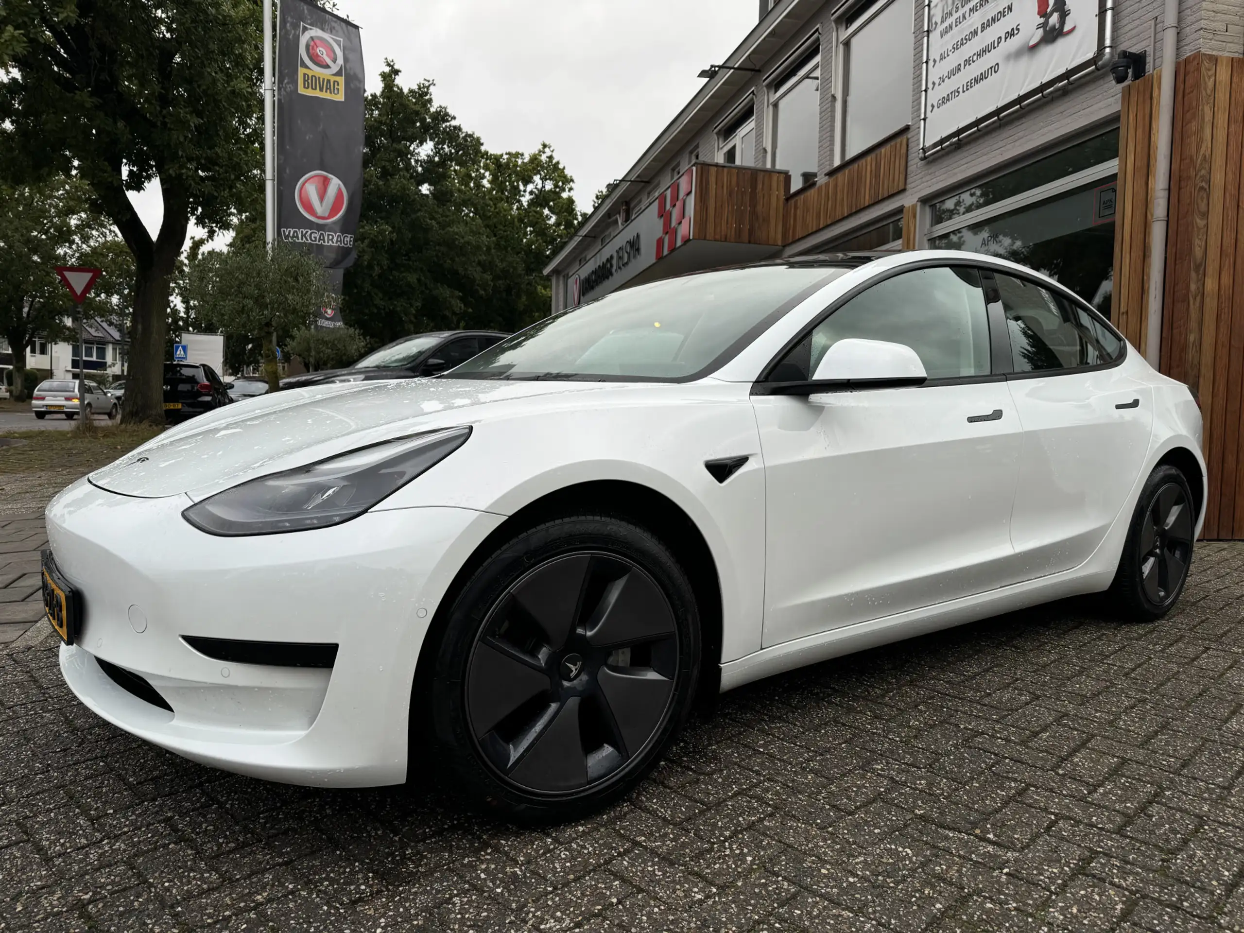 Tesla - Model 3