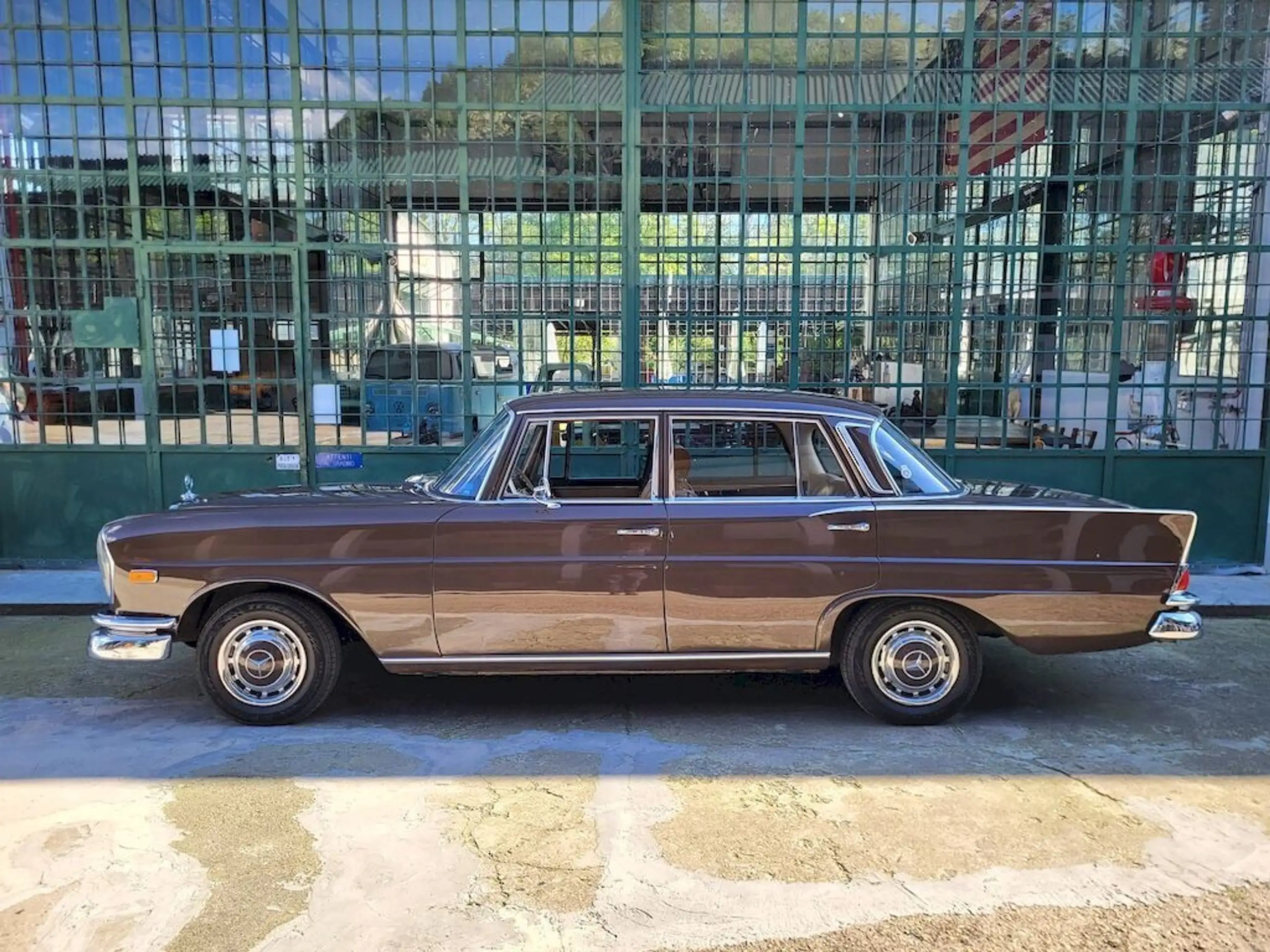 Mercedes-Benz - 220