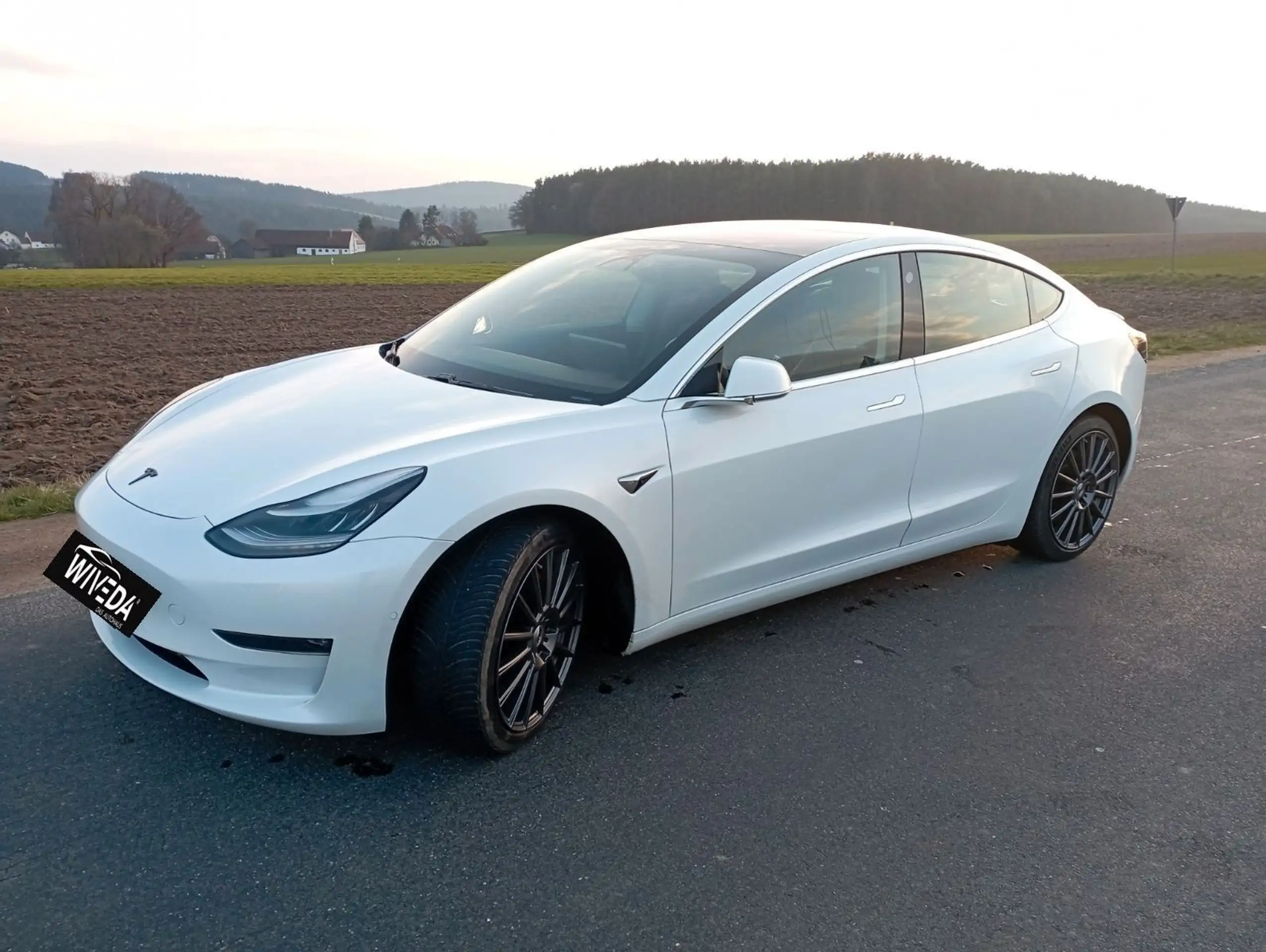 Tesla - Model 3