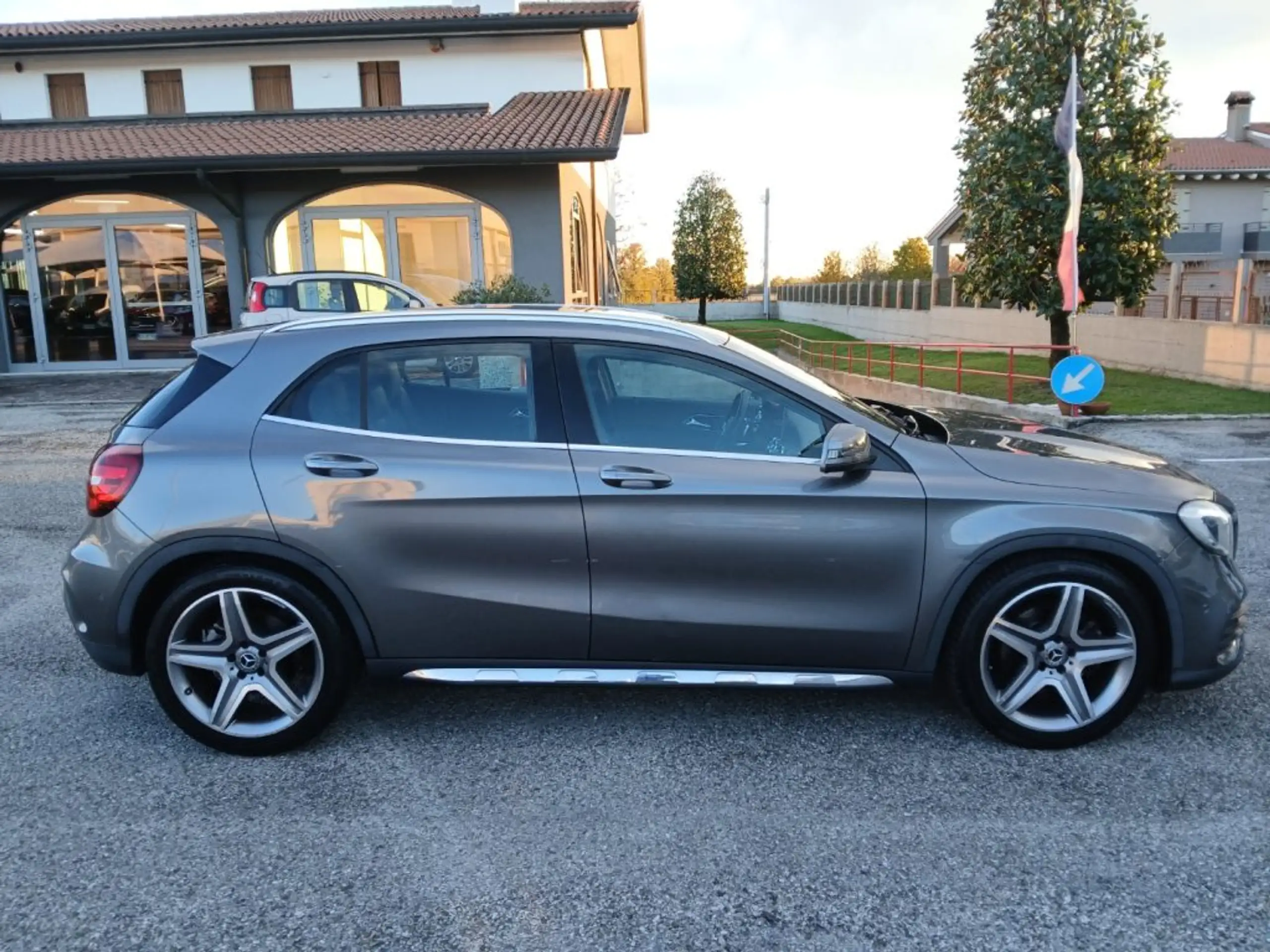 Mercedes-Benz - GLA 220