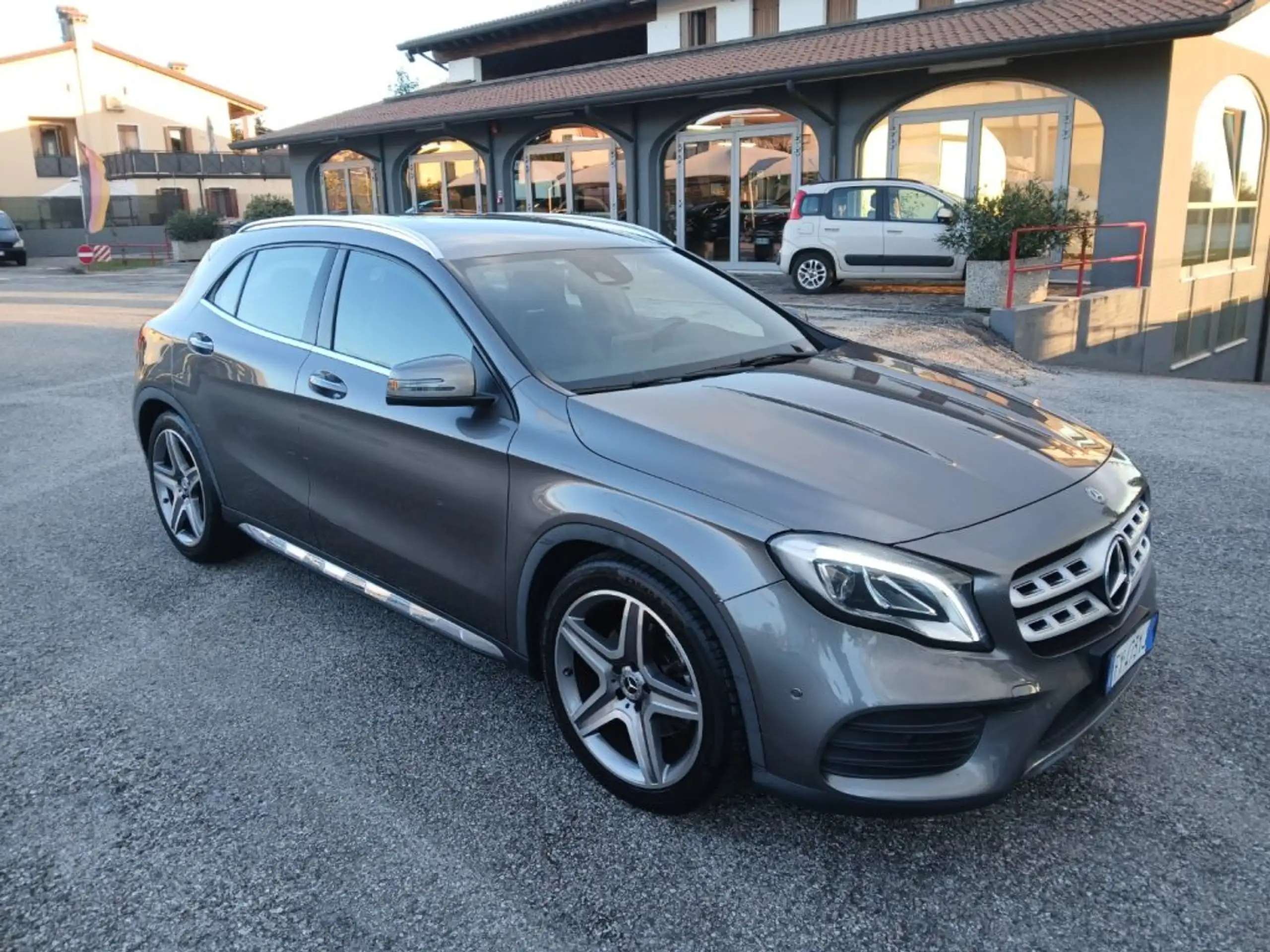 Mercedes-Benz - GLA 220