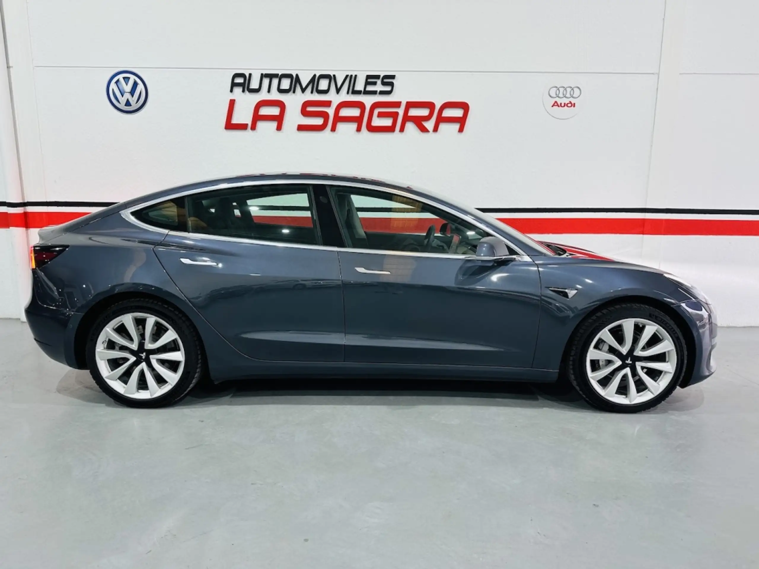 Tesla - Model 3