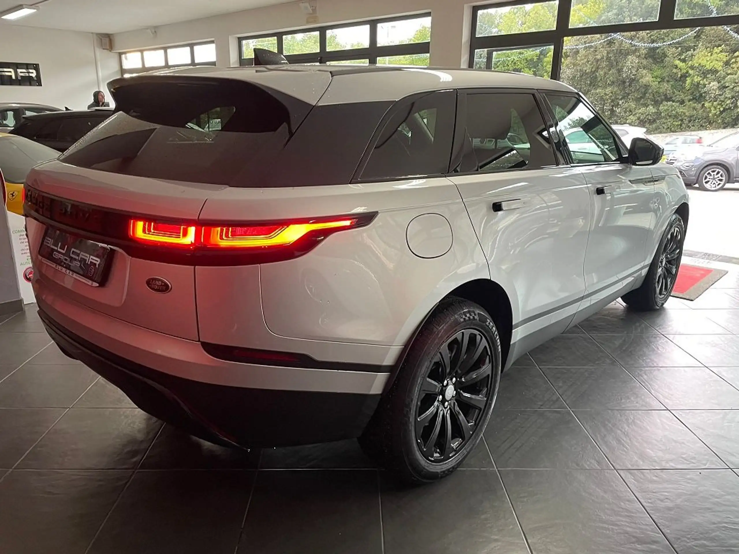 Land Rover - Range Rover Velar