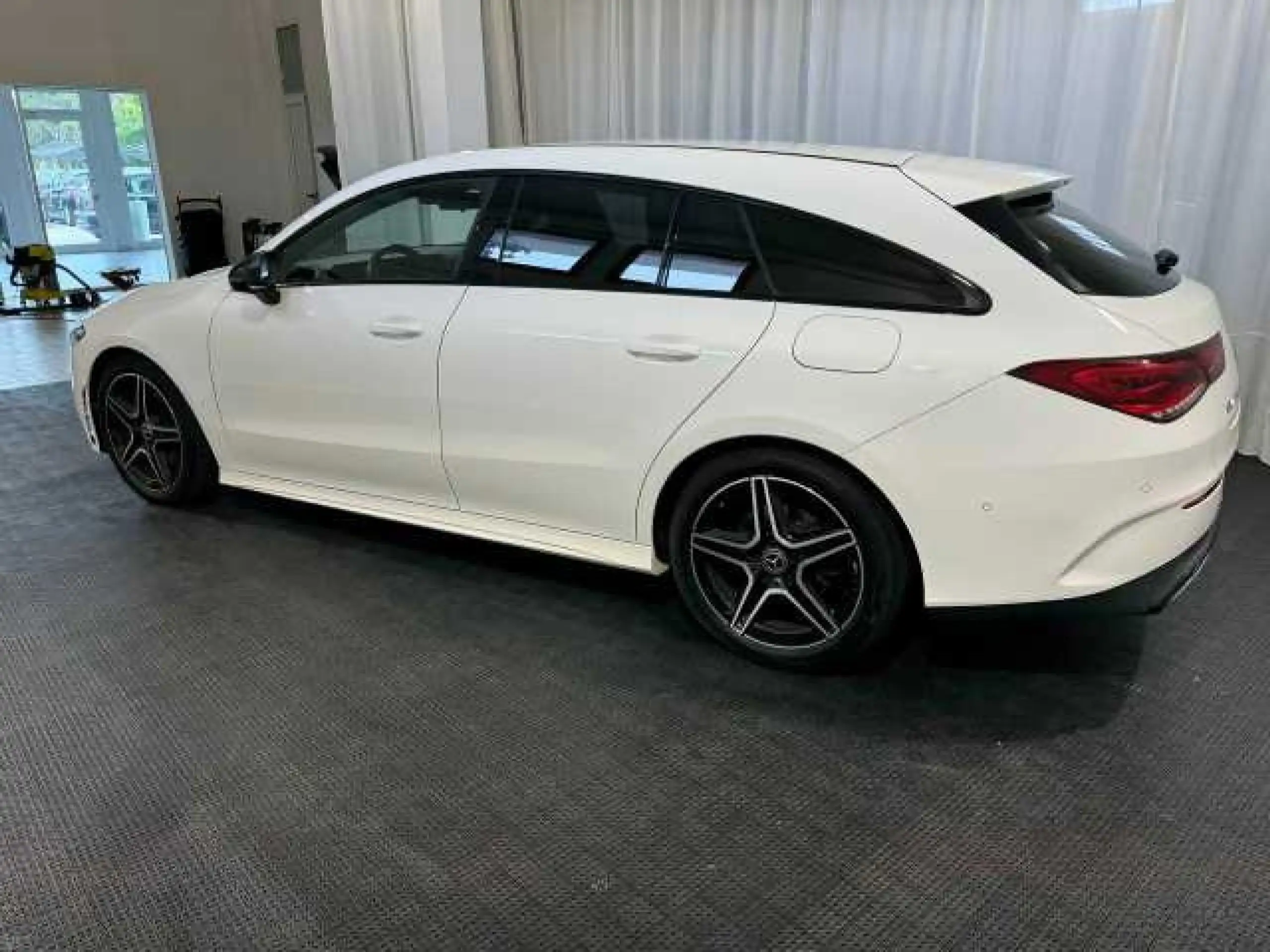 Mercedes-Benz - CLA 200