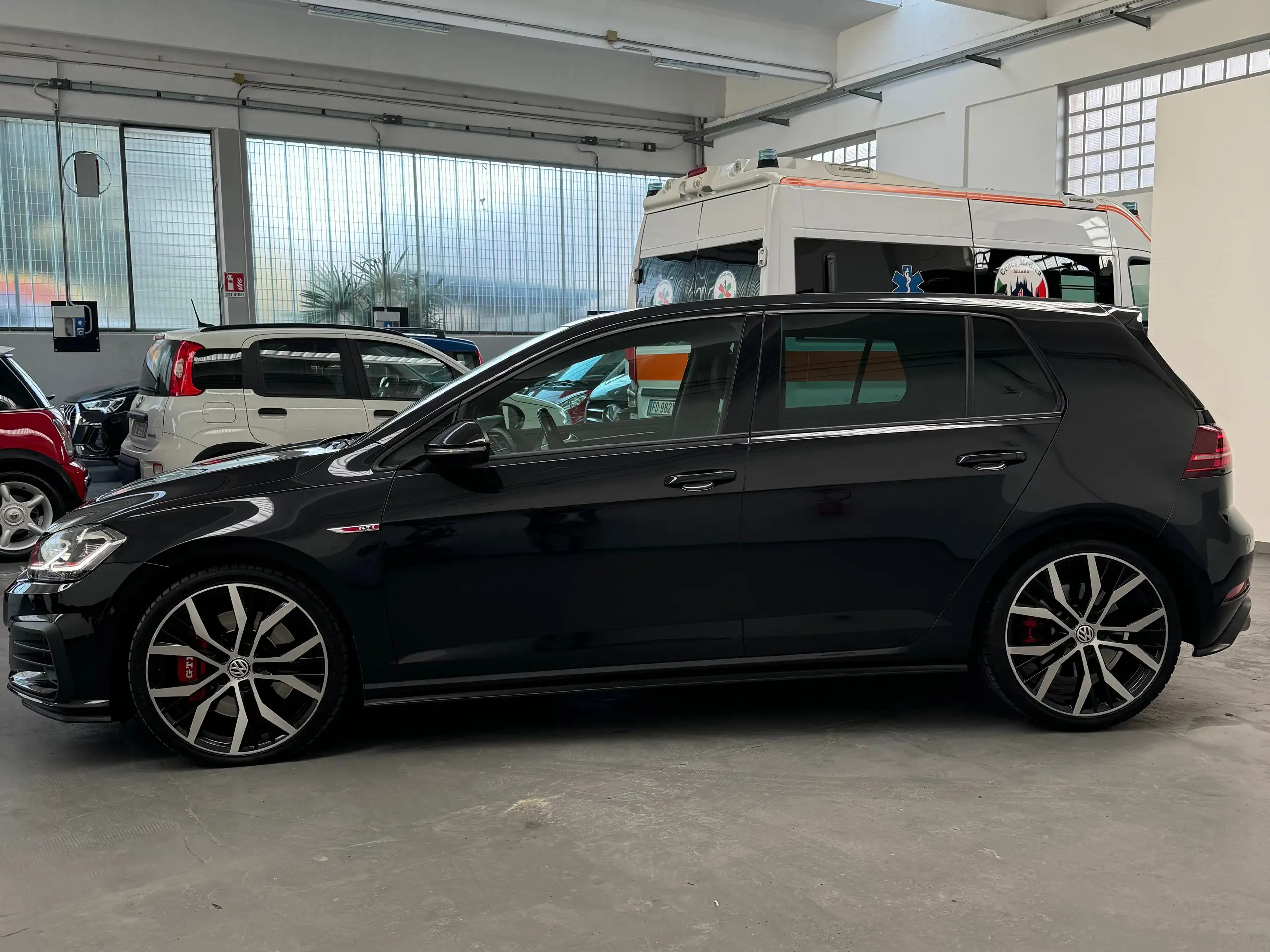 Volkswagen - Golf GTI