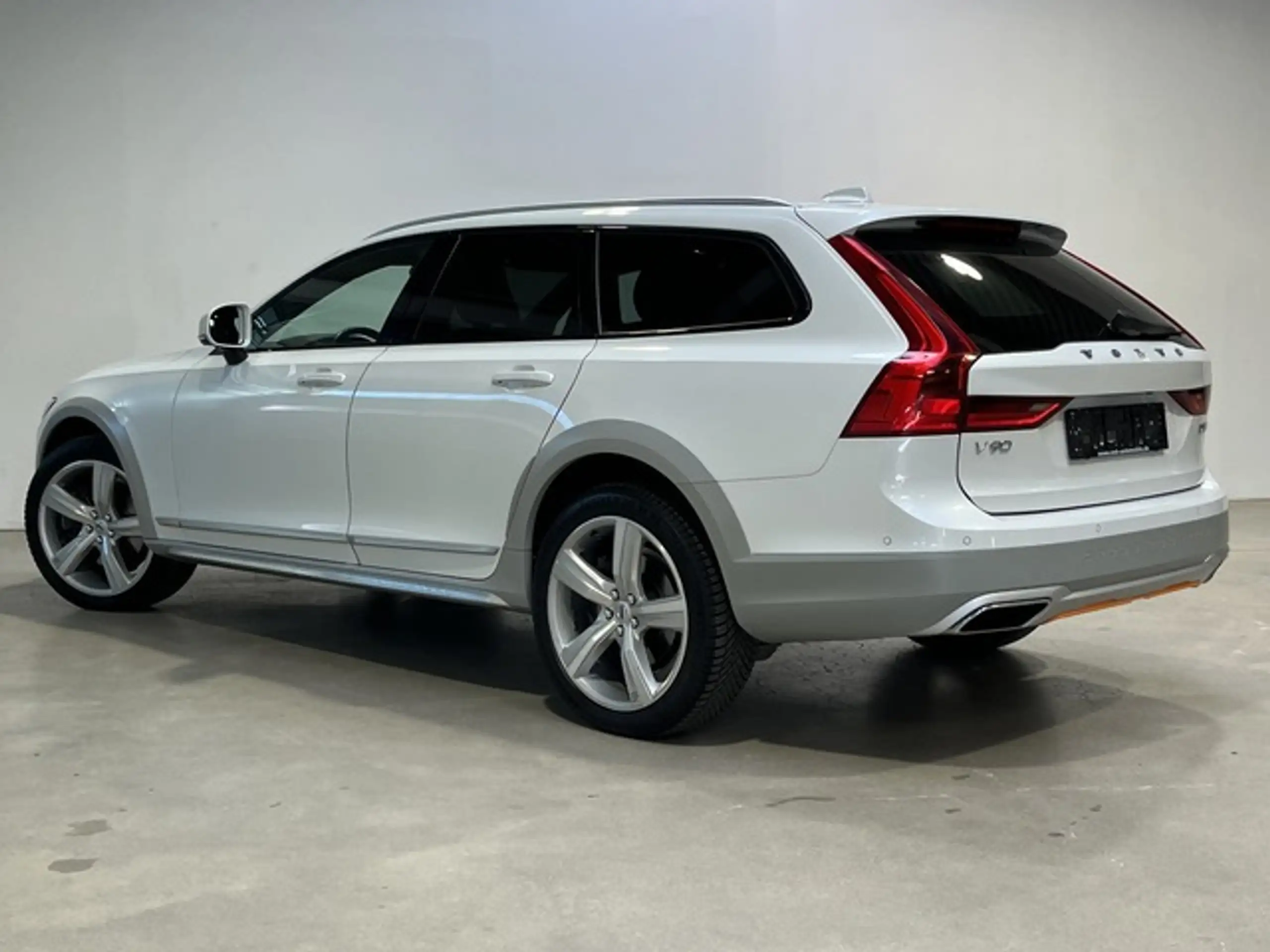 Volvo - V90 Cross Country