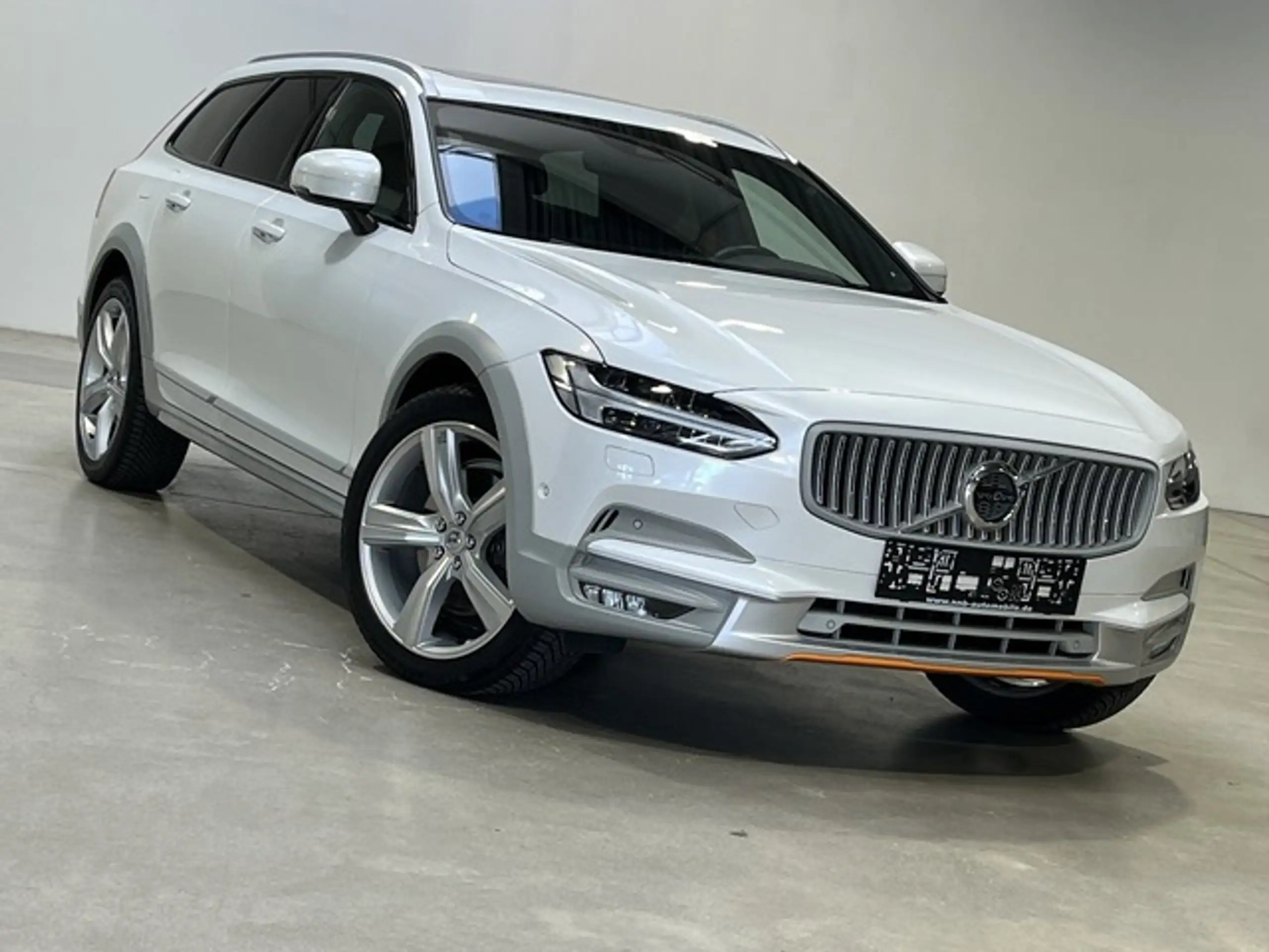 Volvo - V90 Cross Country