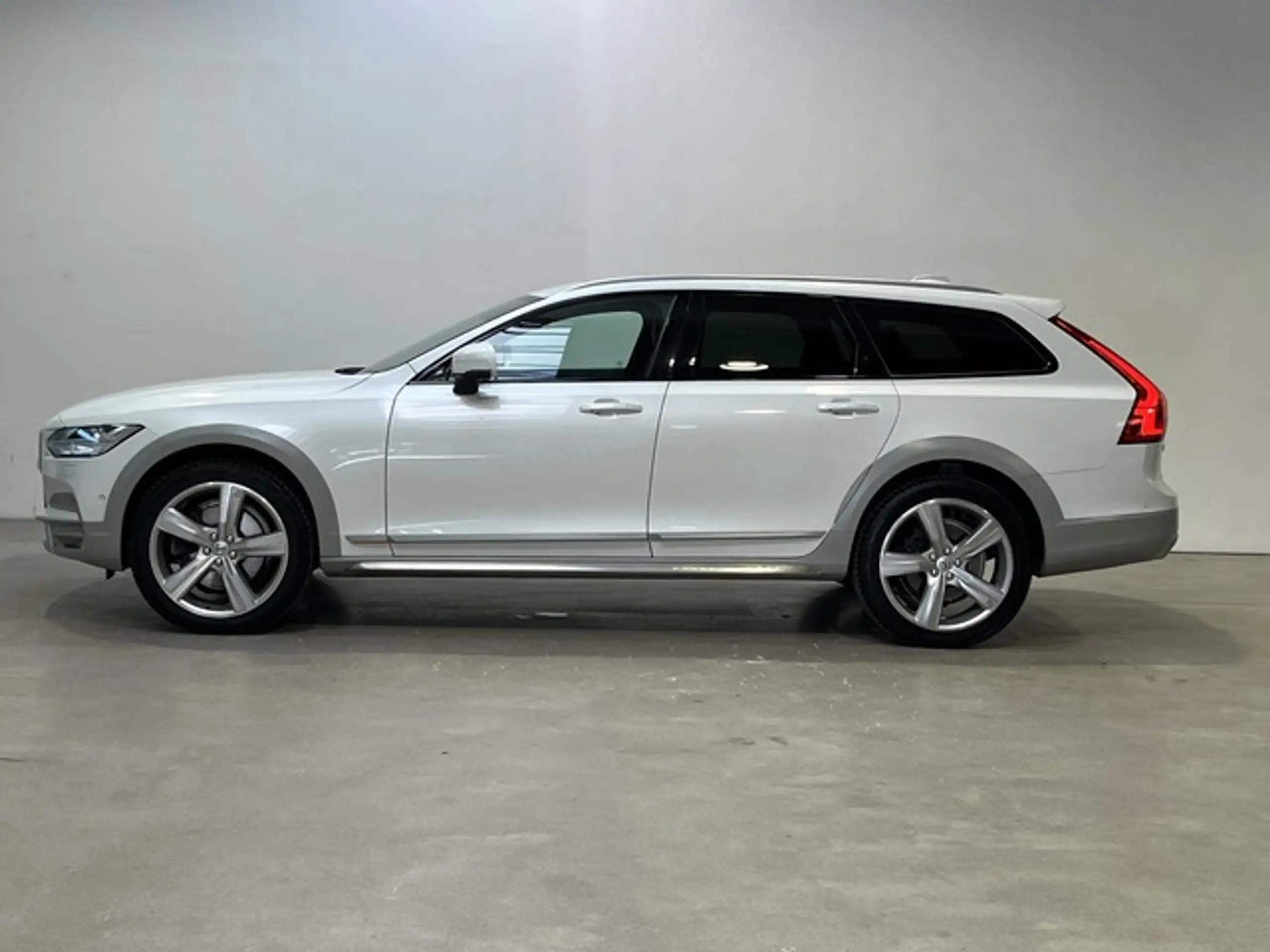 Volvo - V90 Cross Country