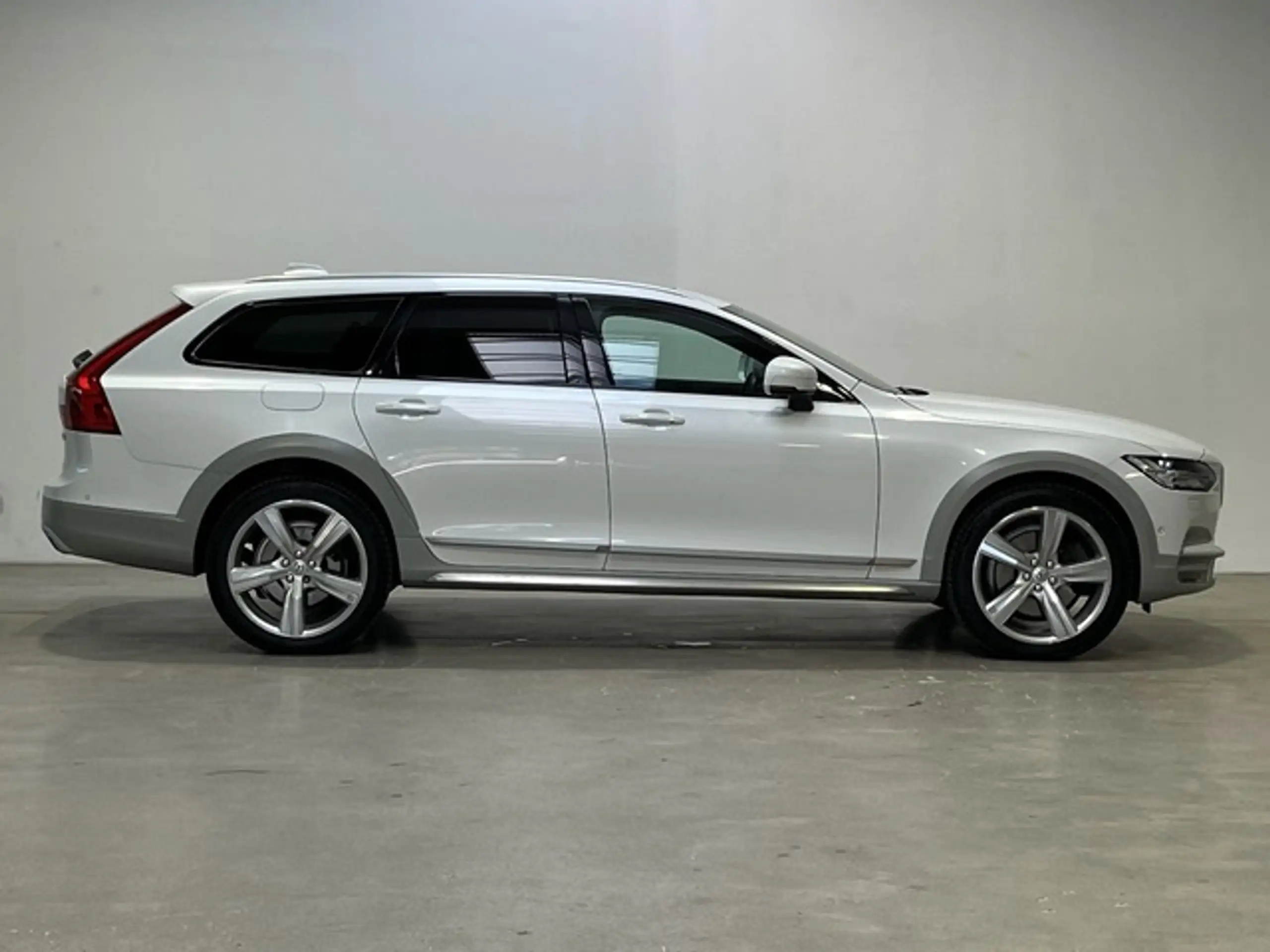 Volvo - V90 Cross Country