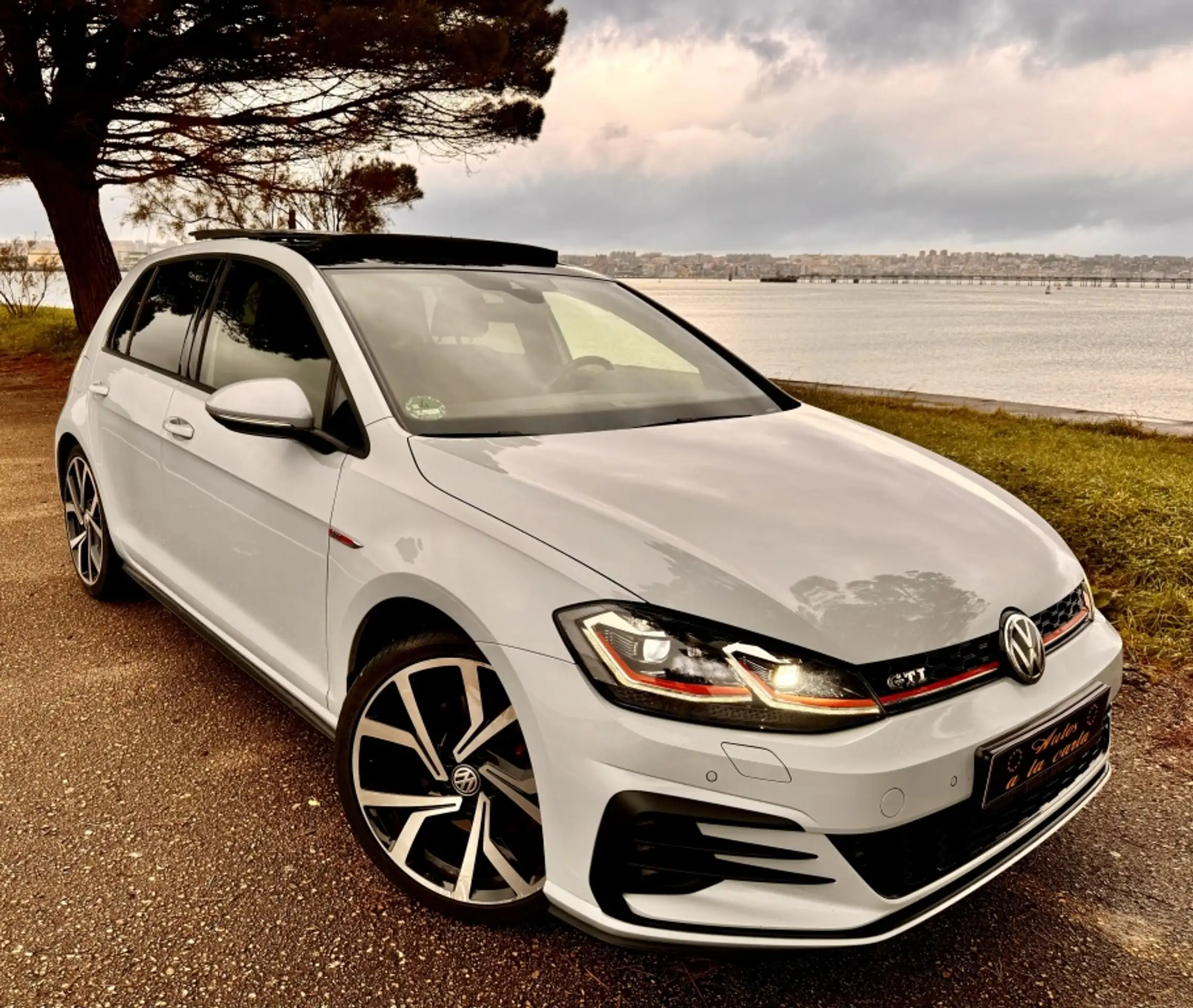 Volkswagen - Golf GTI