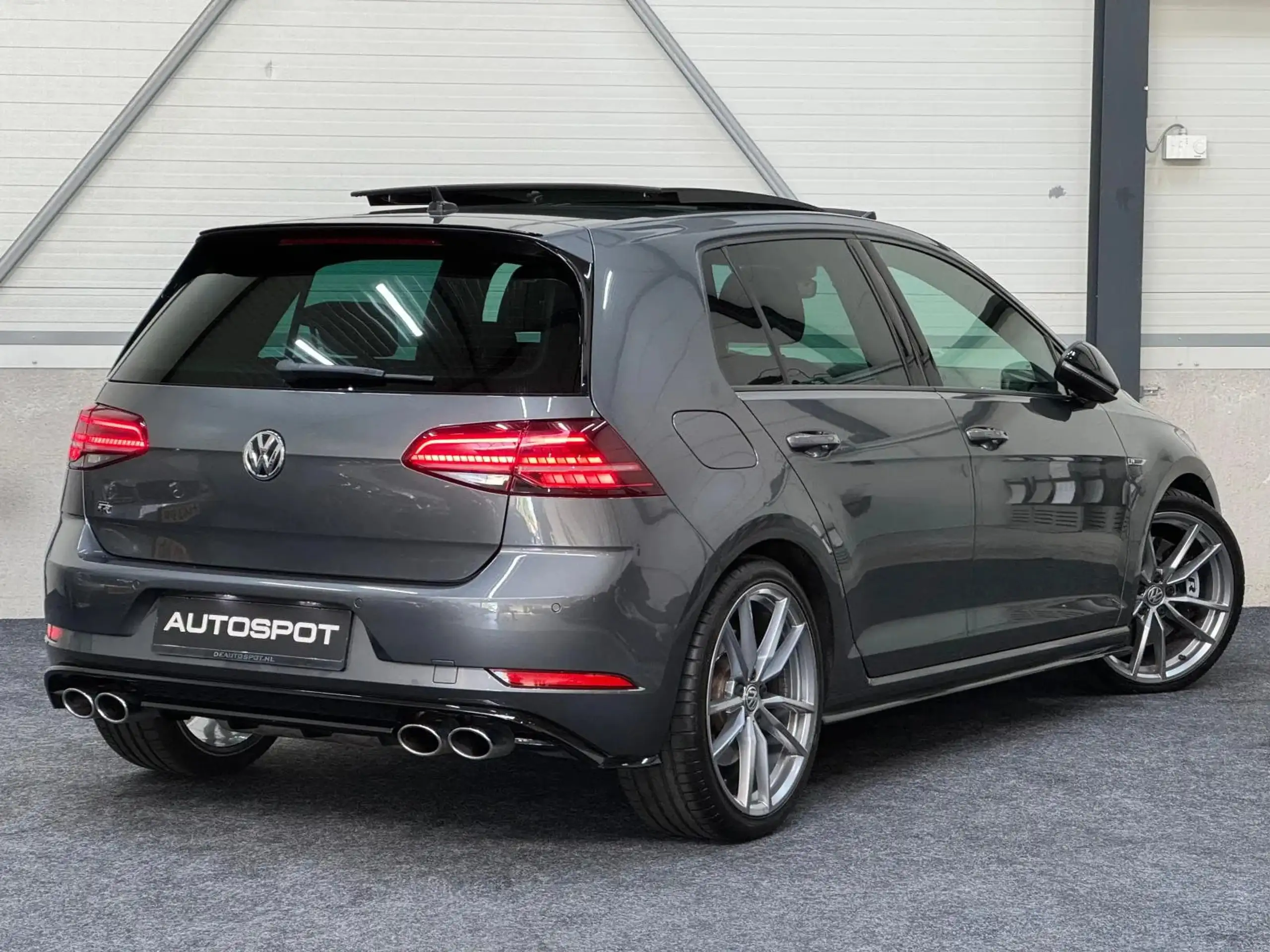 Volkswagen - Golf R