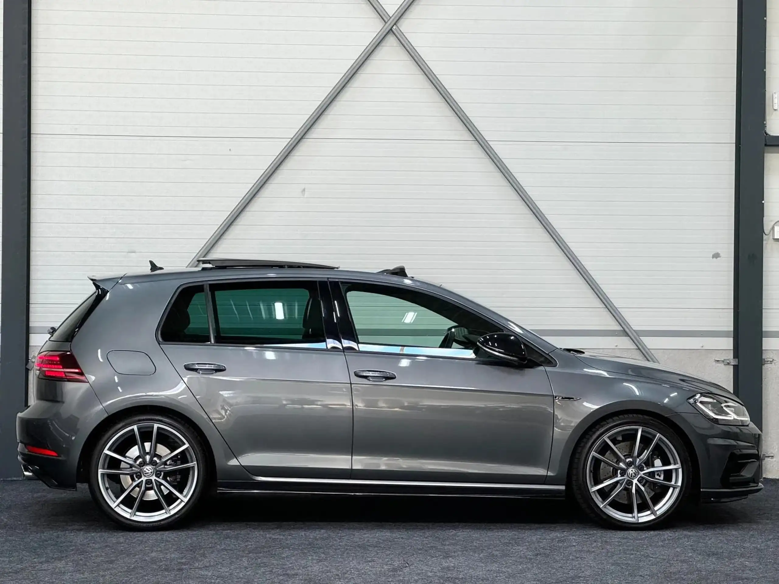 Volkswagen - Golf R