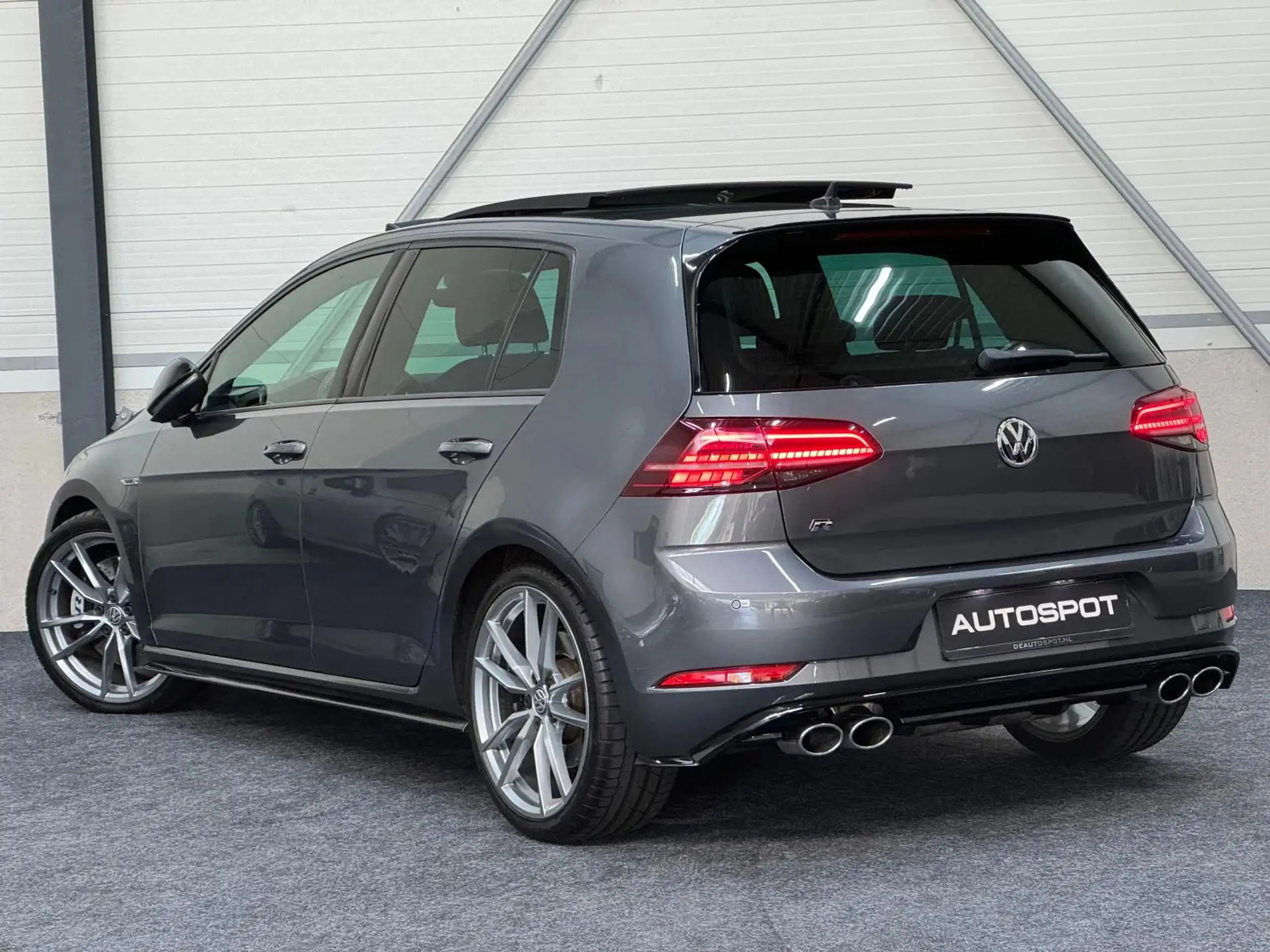 Volkswagen - Golf R