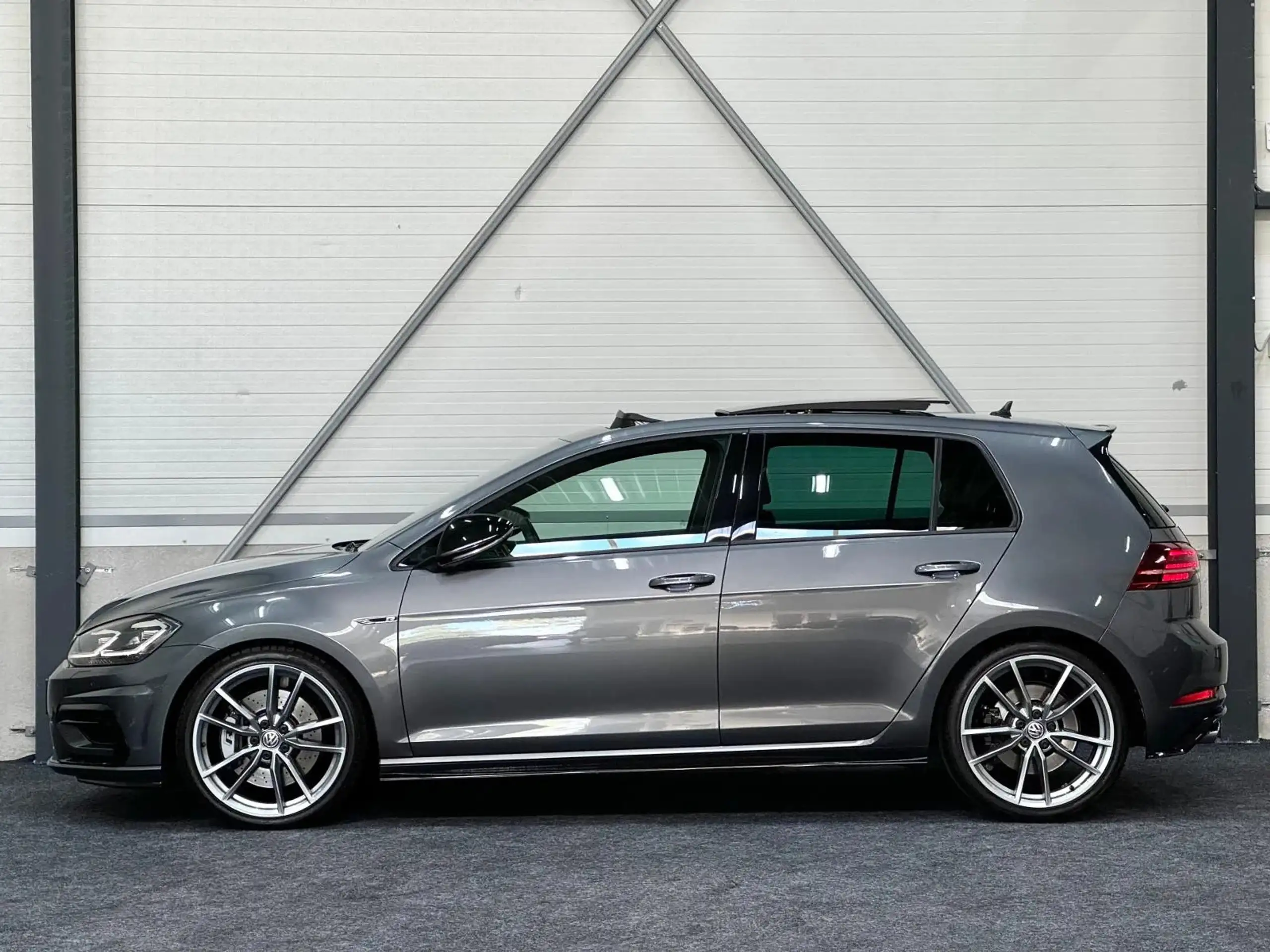 Volkswagen - Golf R