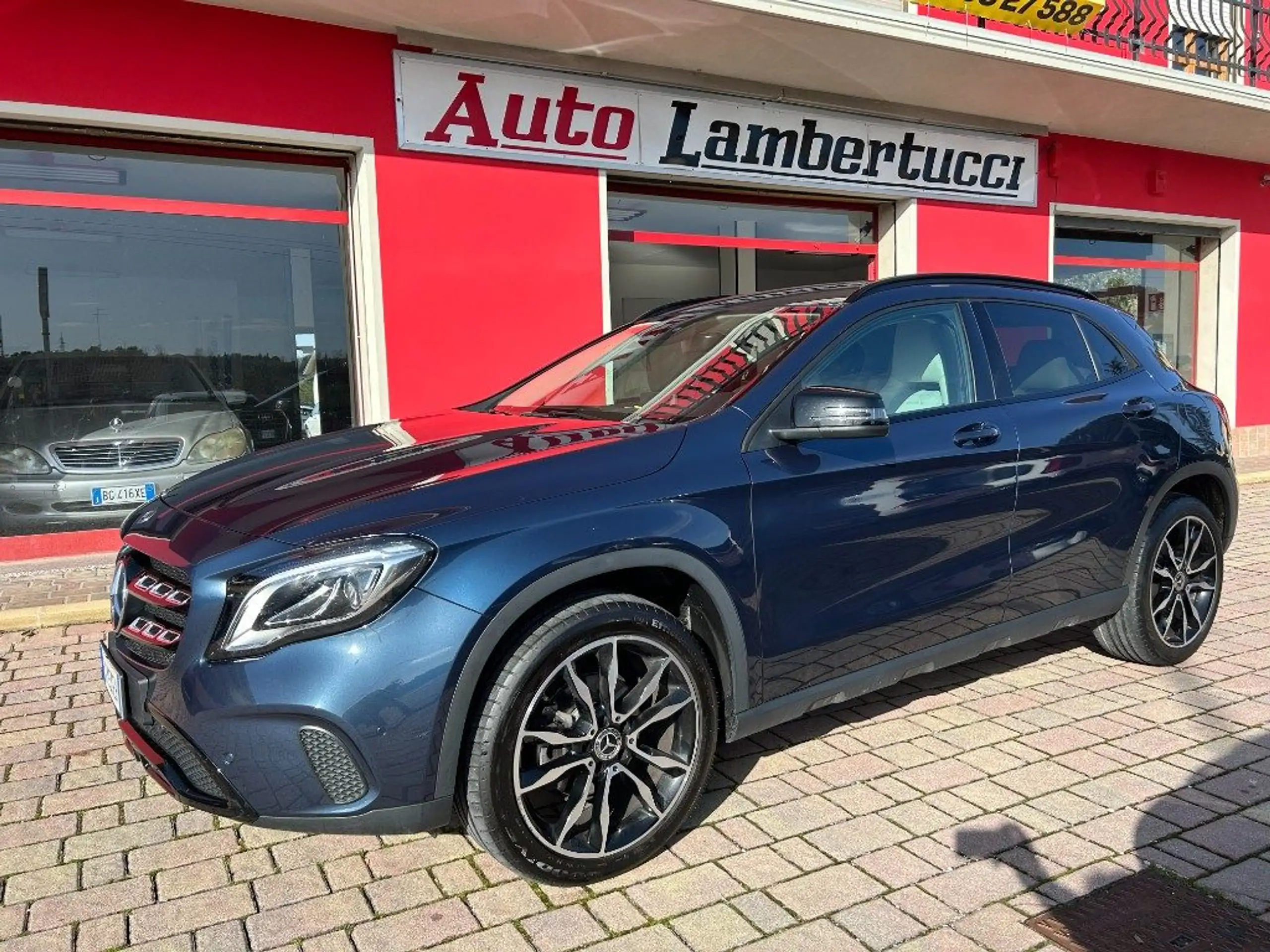 Mercedes-Benz - GLA 220