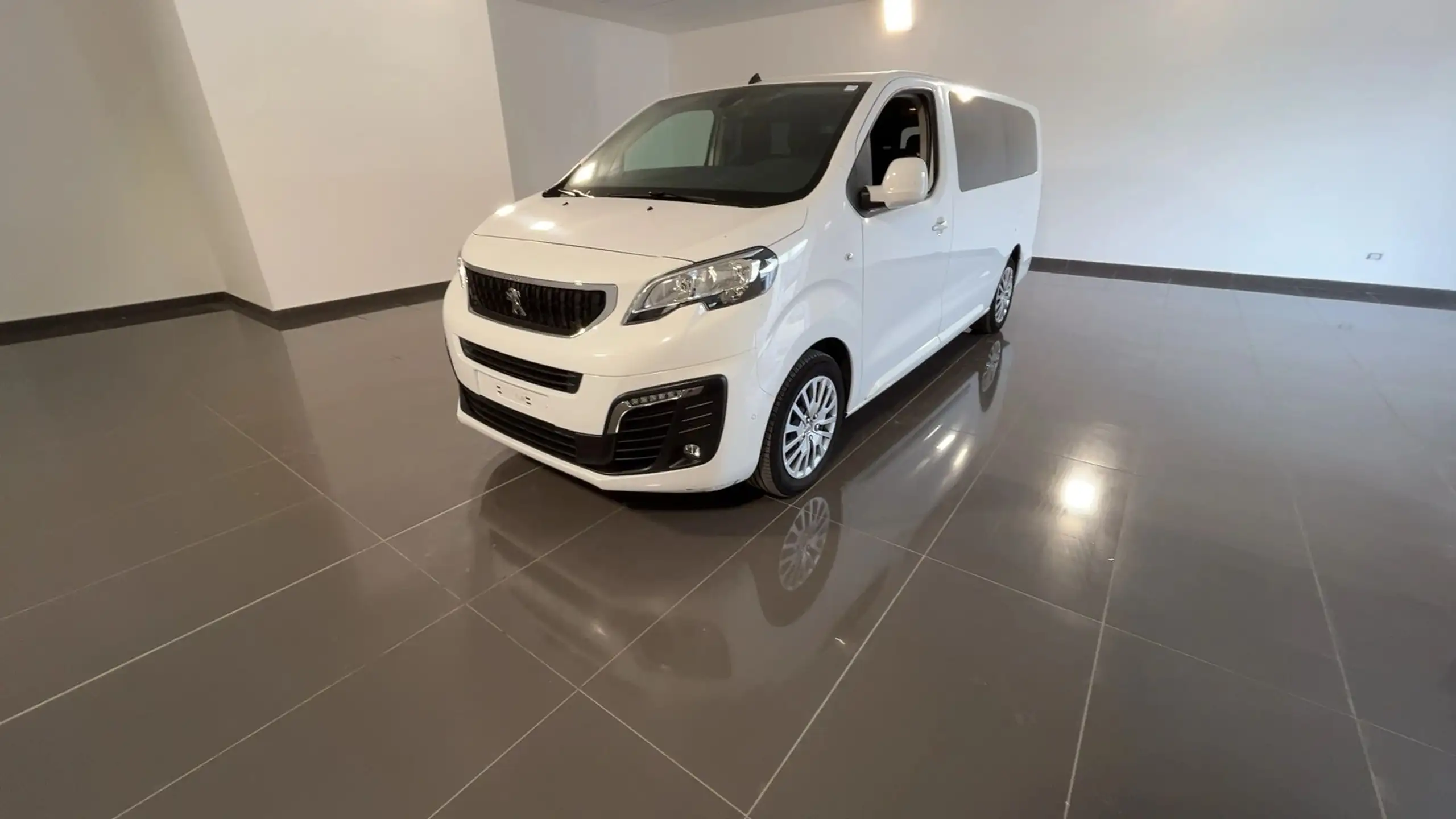 Peugeot Traveller 2021