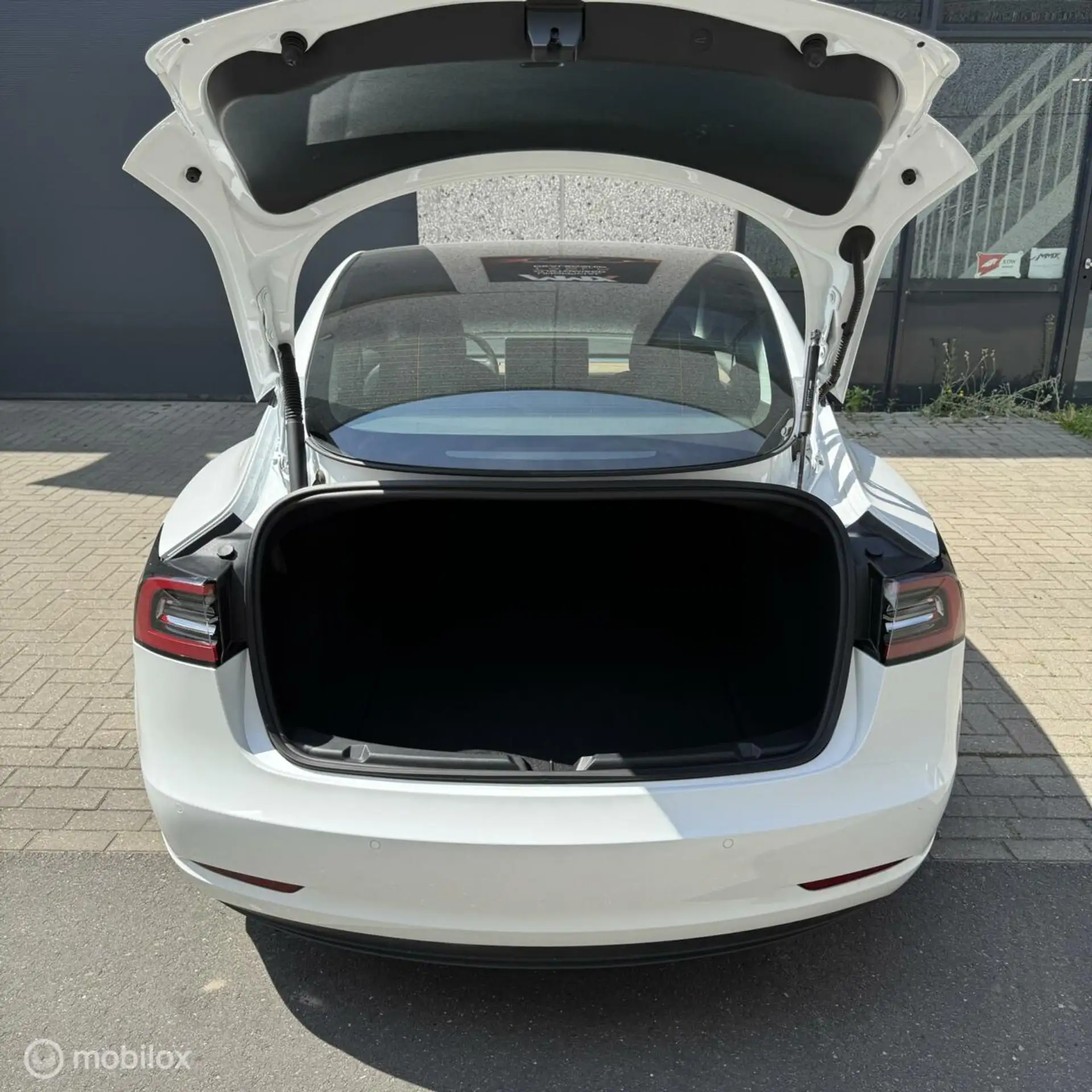 Tesla - Model 3