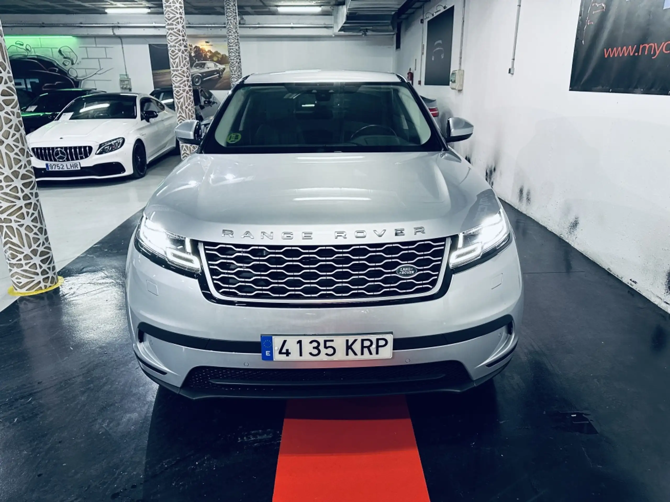 Land Rover - Range Rover Velar