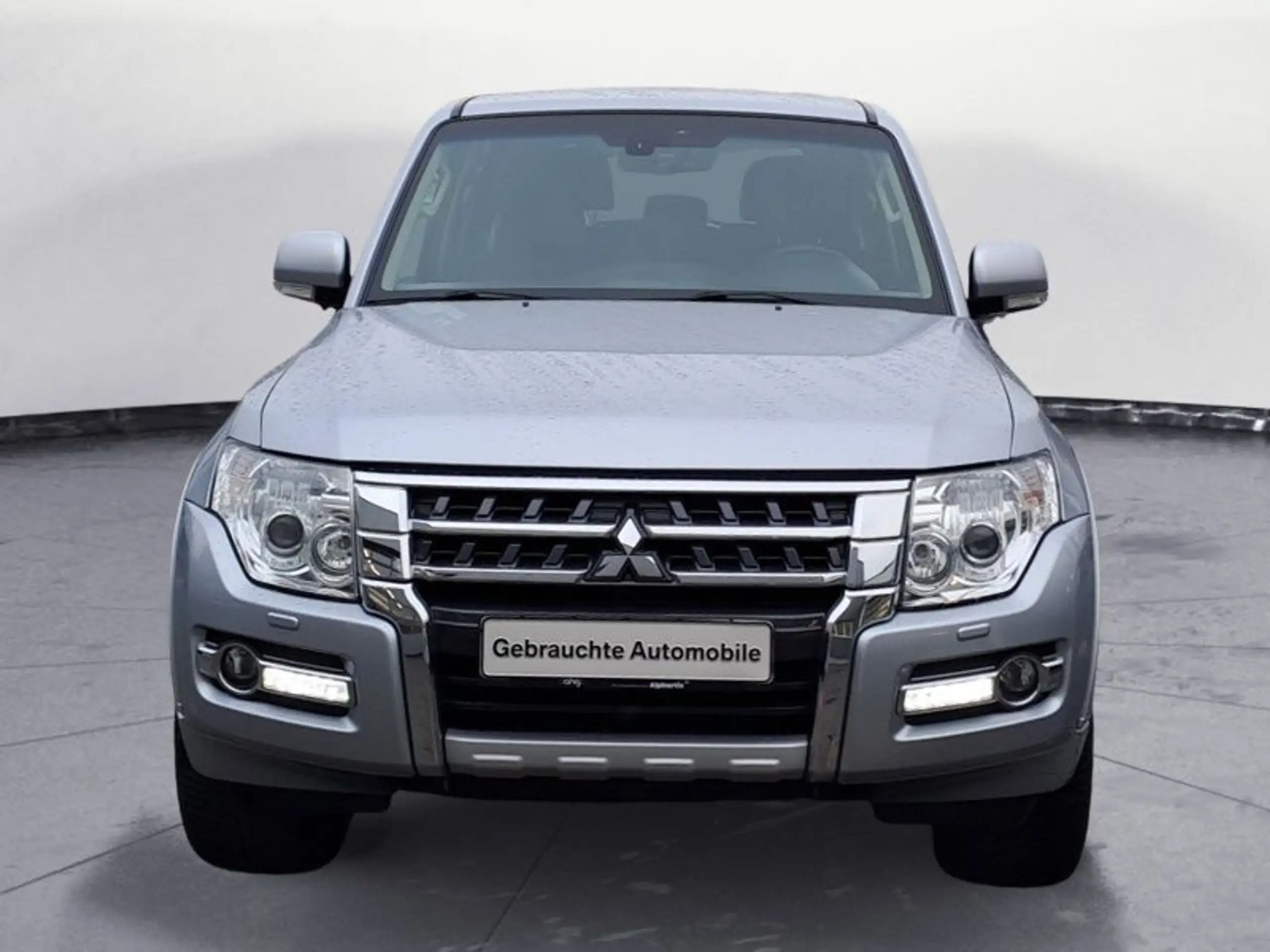 Mitsubishi - Pajero