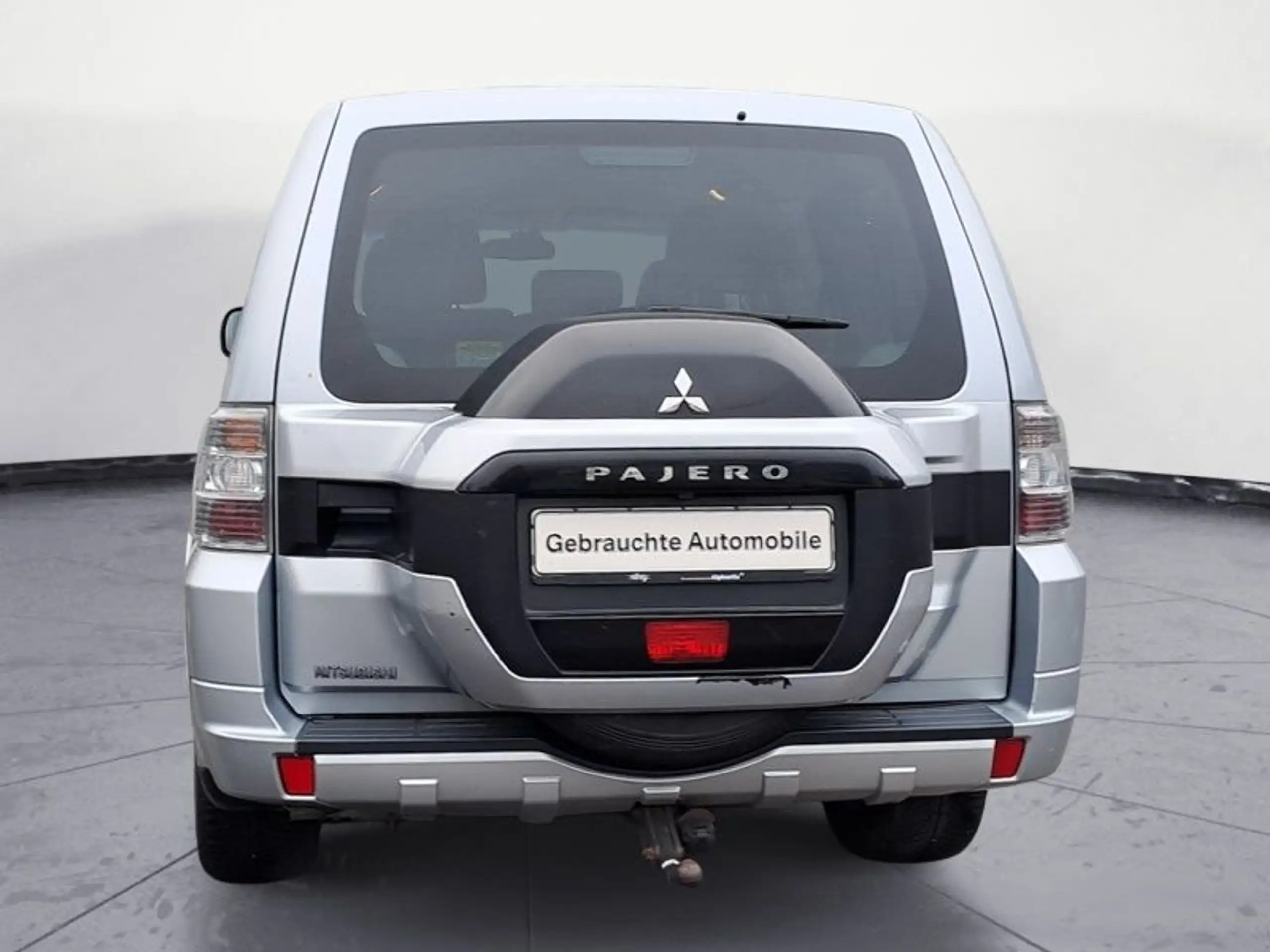 Mitsubishi - Pajero