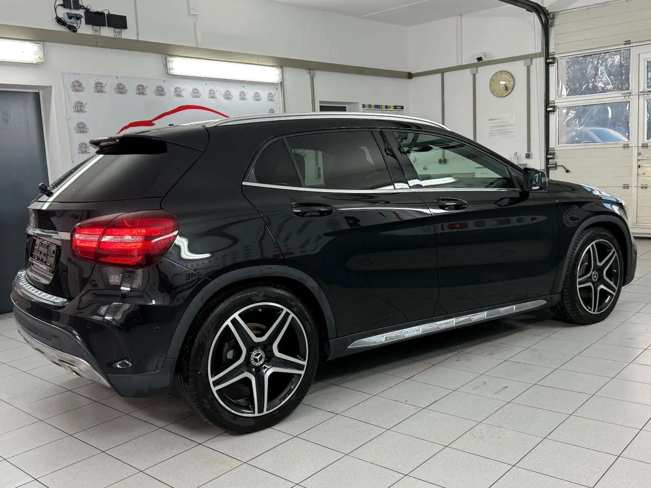 Mercedes-Benz - GLA 220