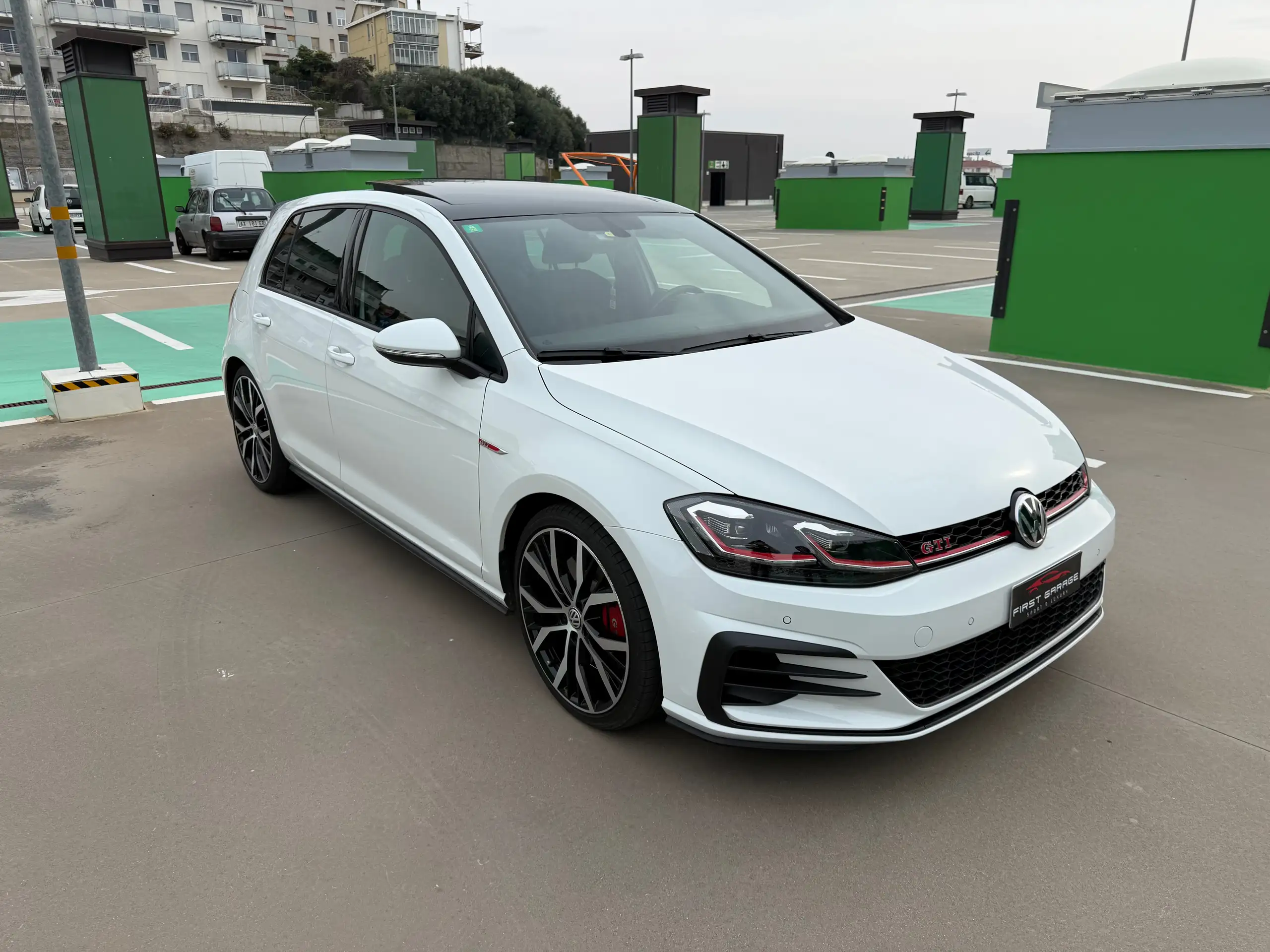 Volkswagen - Golf GTI