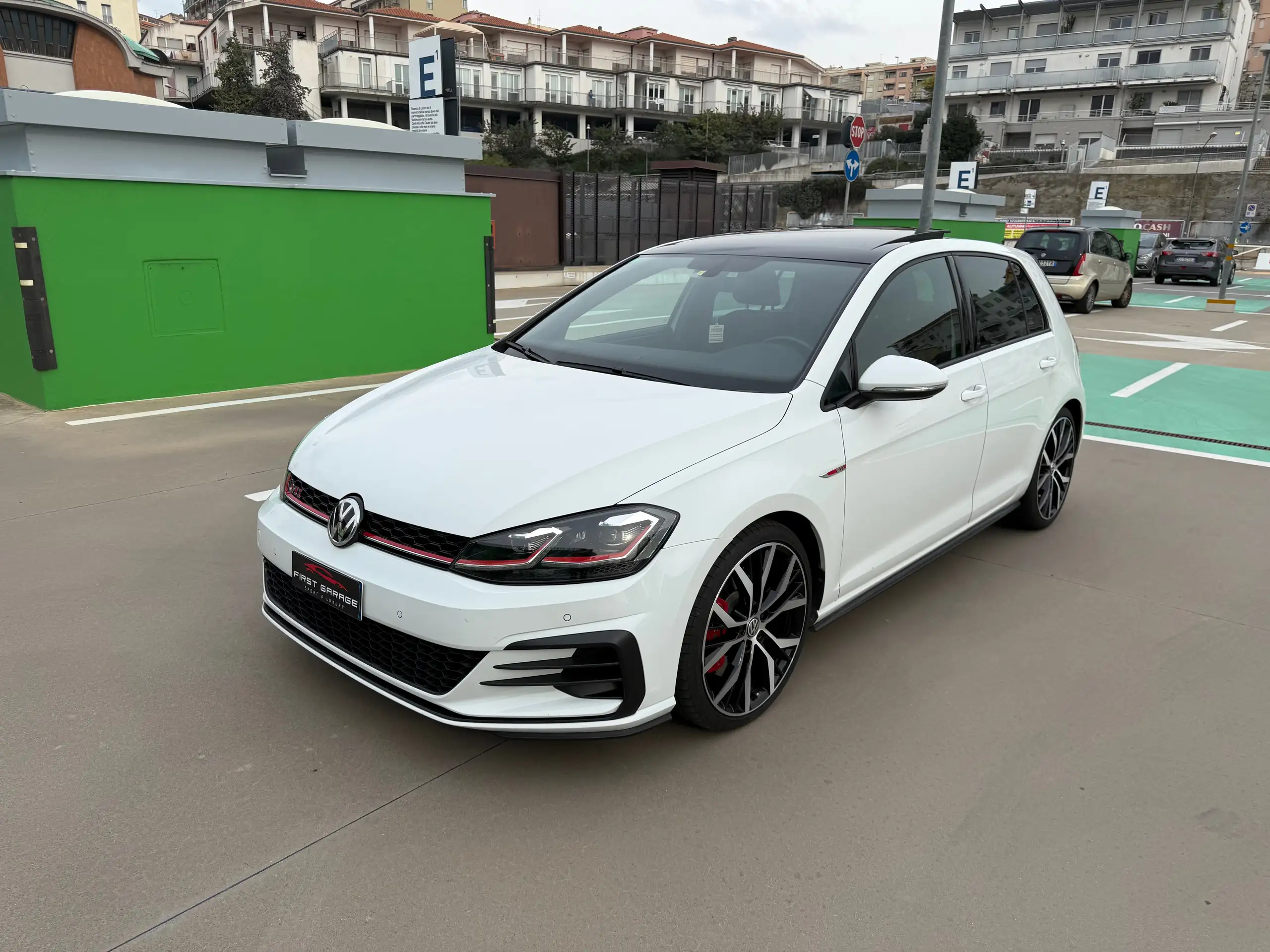 Volkswagen - Golf GTI