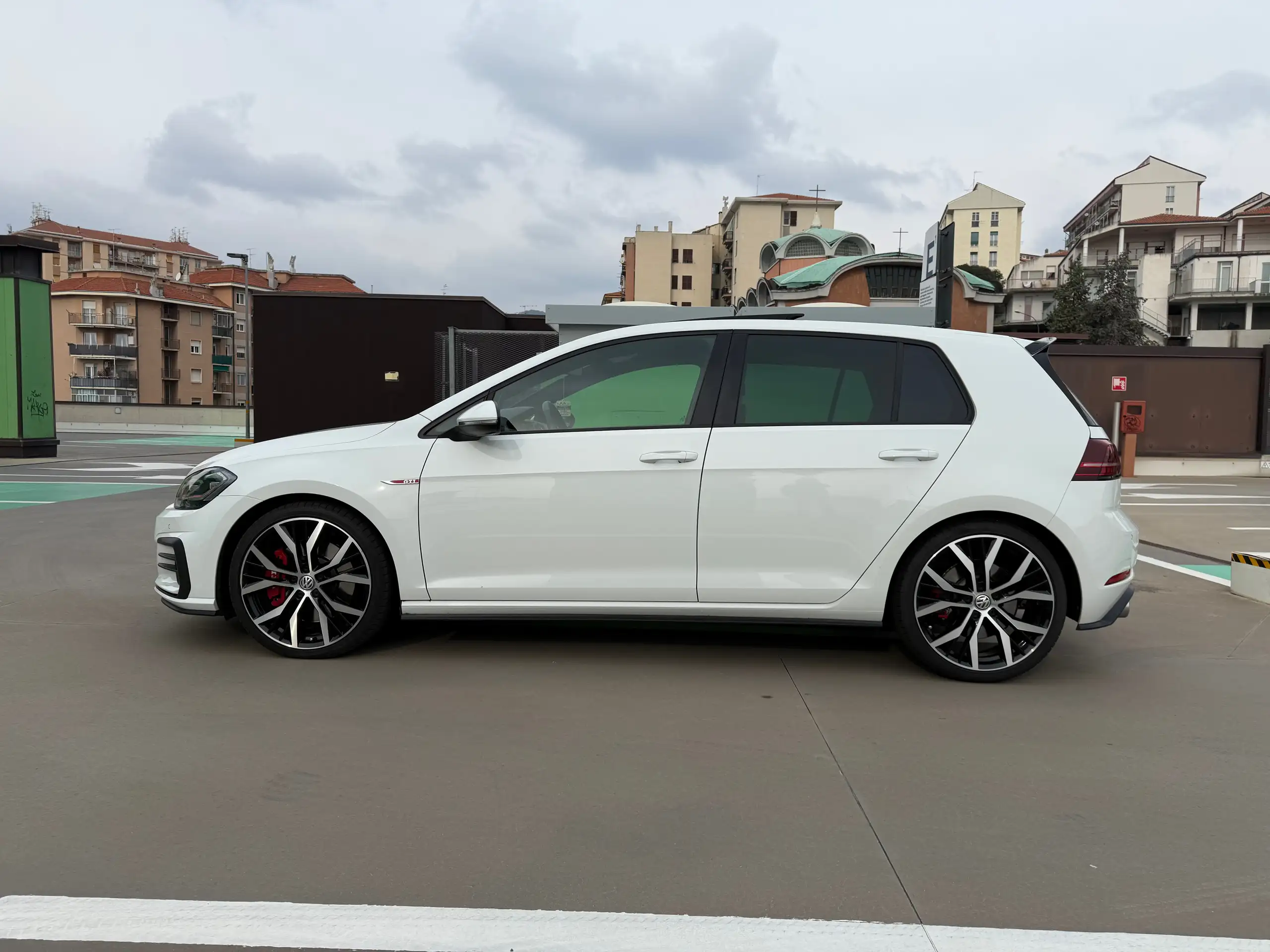 Volkswagen - Golf GTI