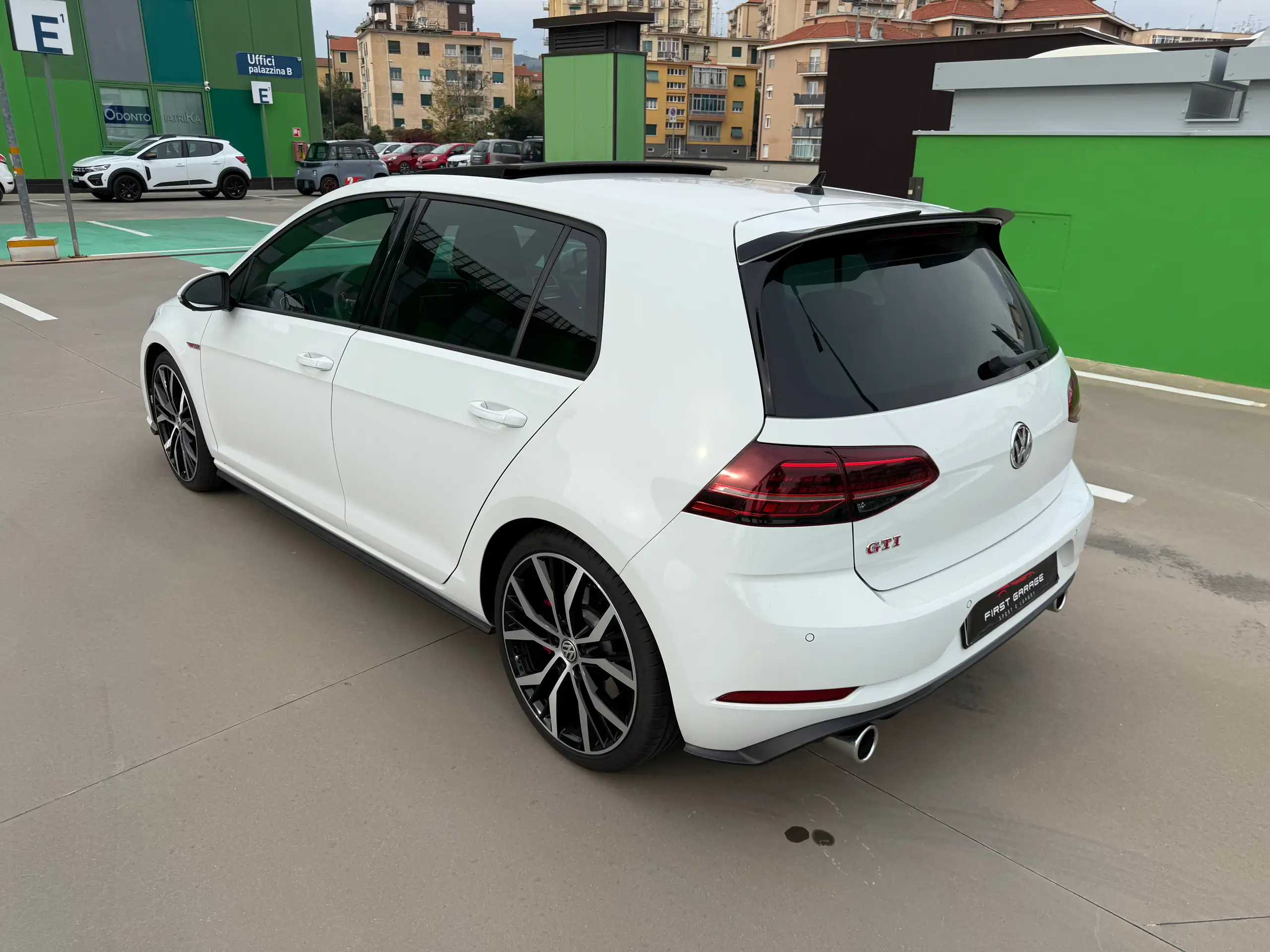 Volkswagen - Golf GTI