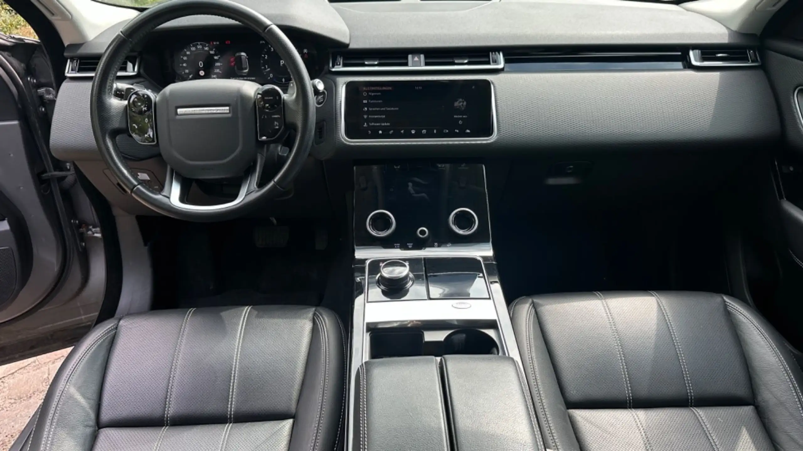 Land Rover - Range Rover Velar