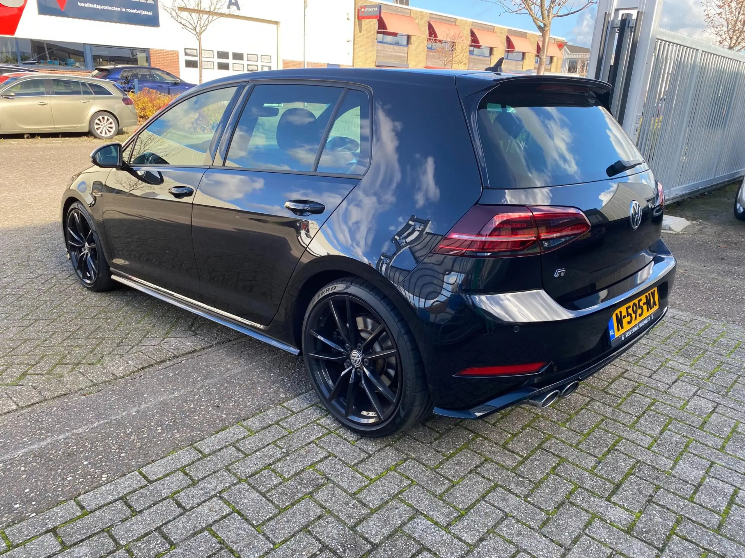 Volkswagen - Golf