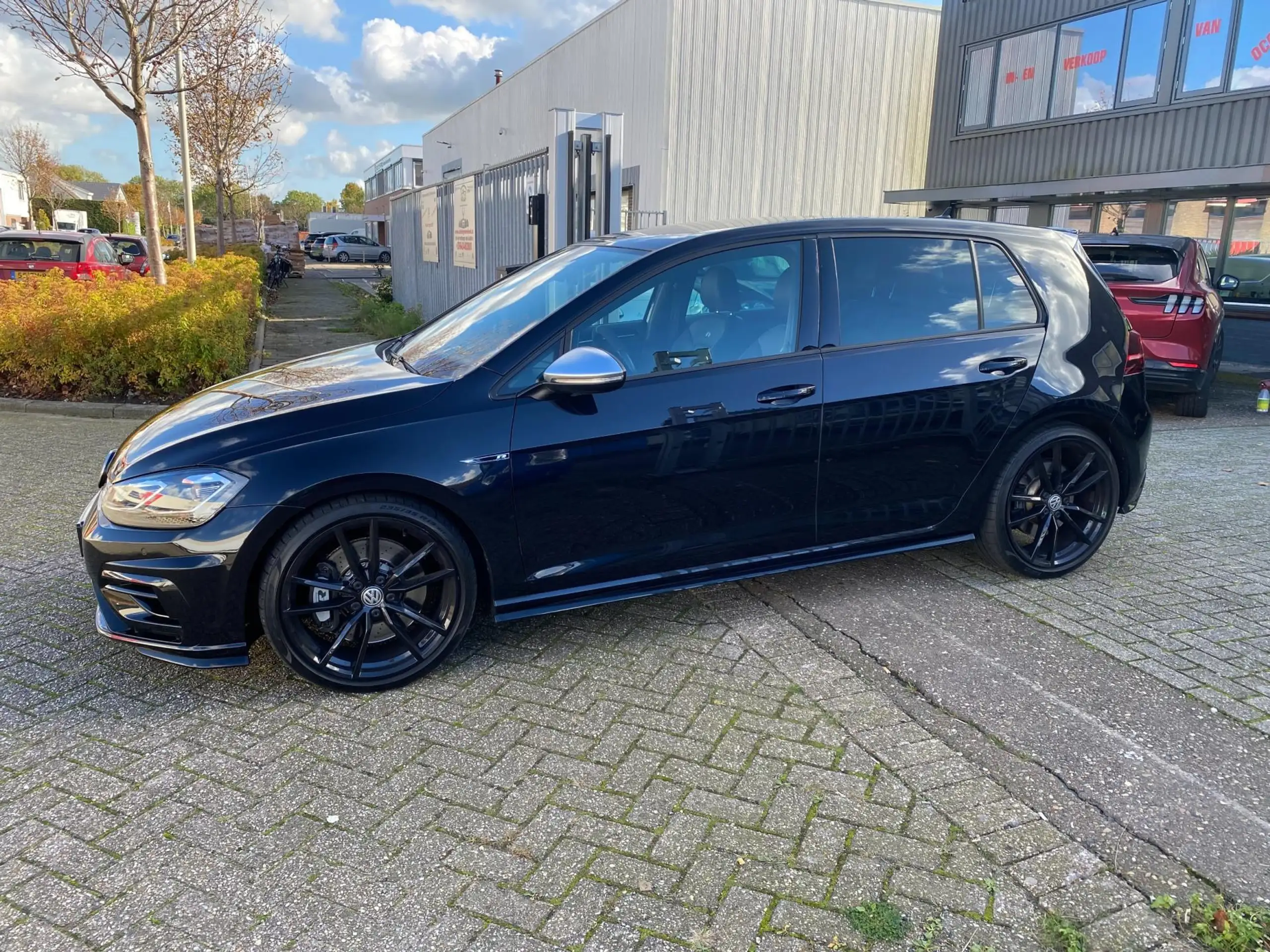 Volkswagen - Golf