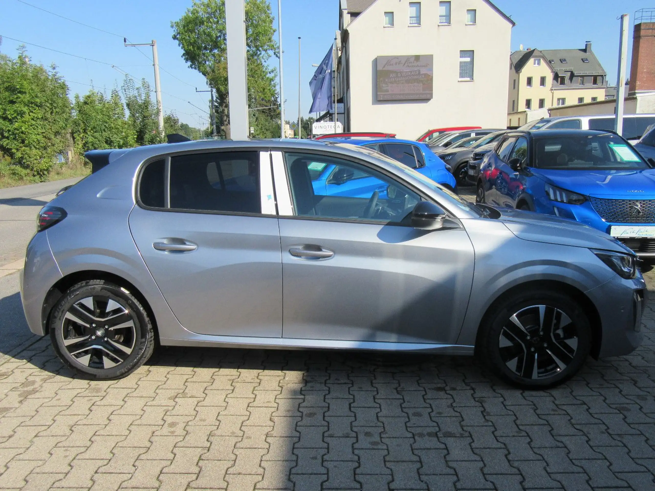 Peugeot - 208