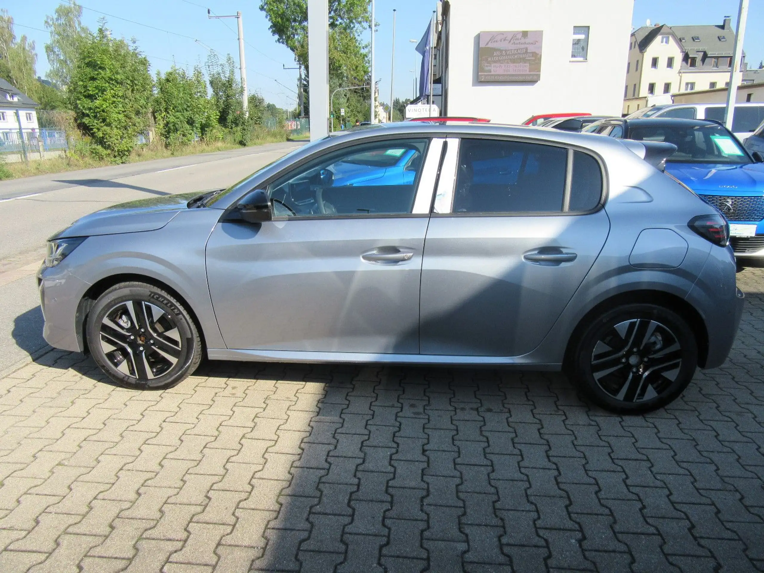 Peugeot - 208