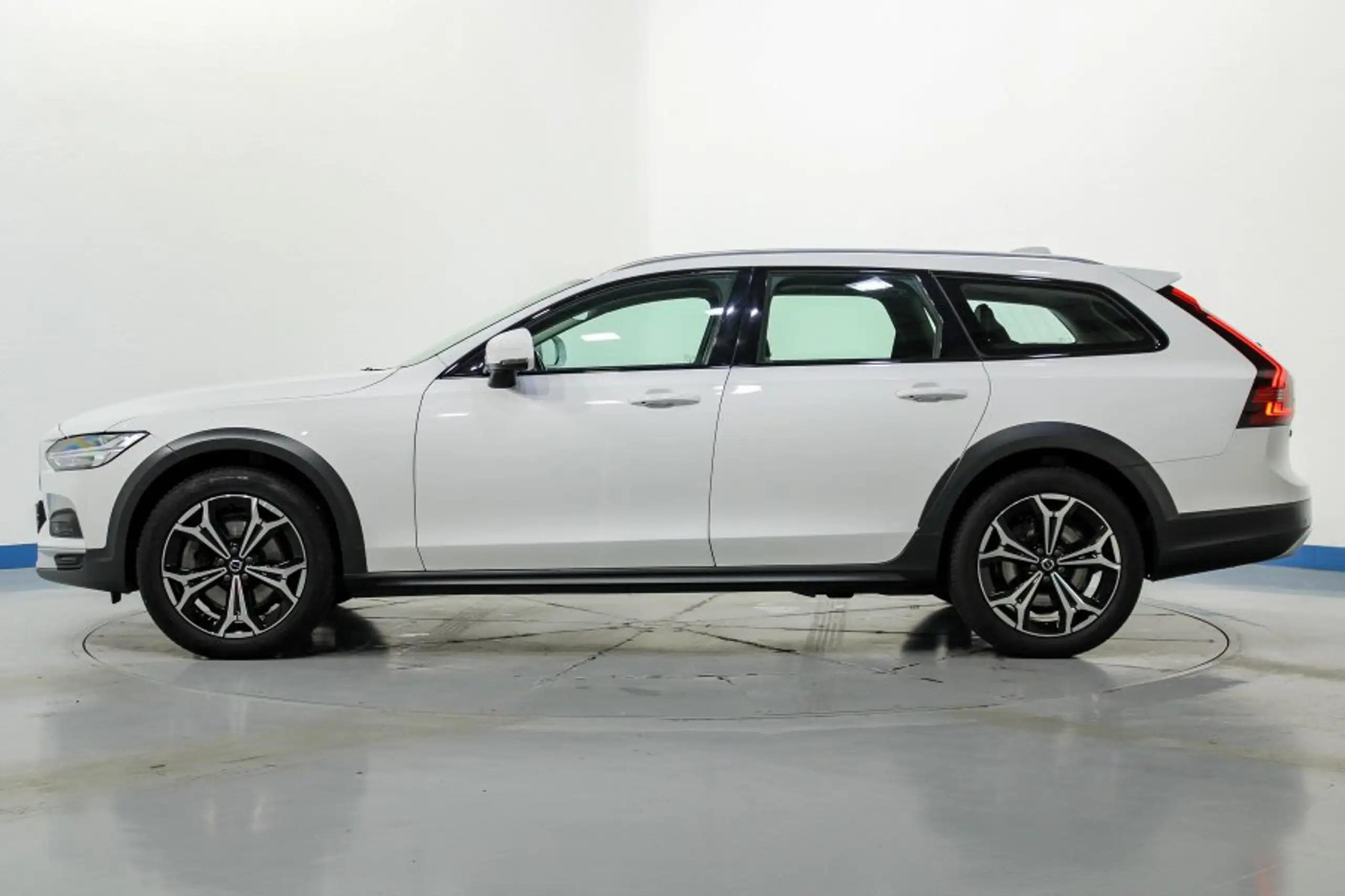 Volvo - V90 Cross Country